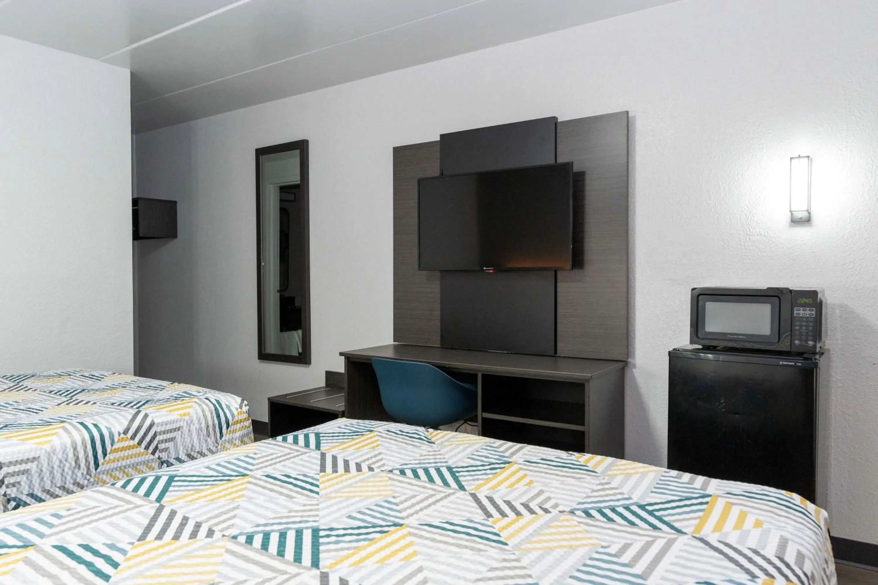 Bedroom, Bed in Motel 6-Cincinnati, OH