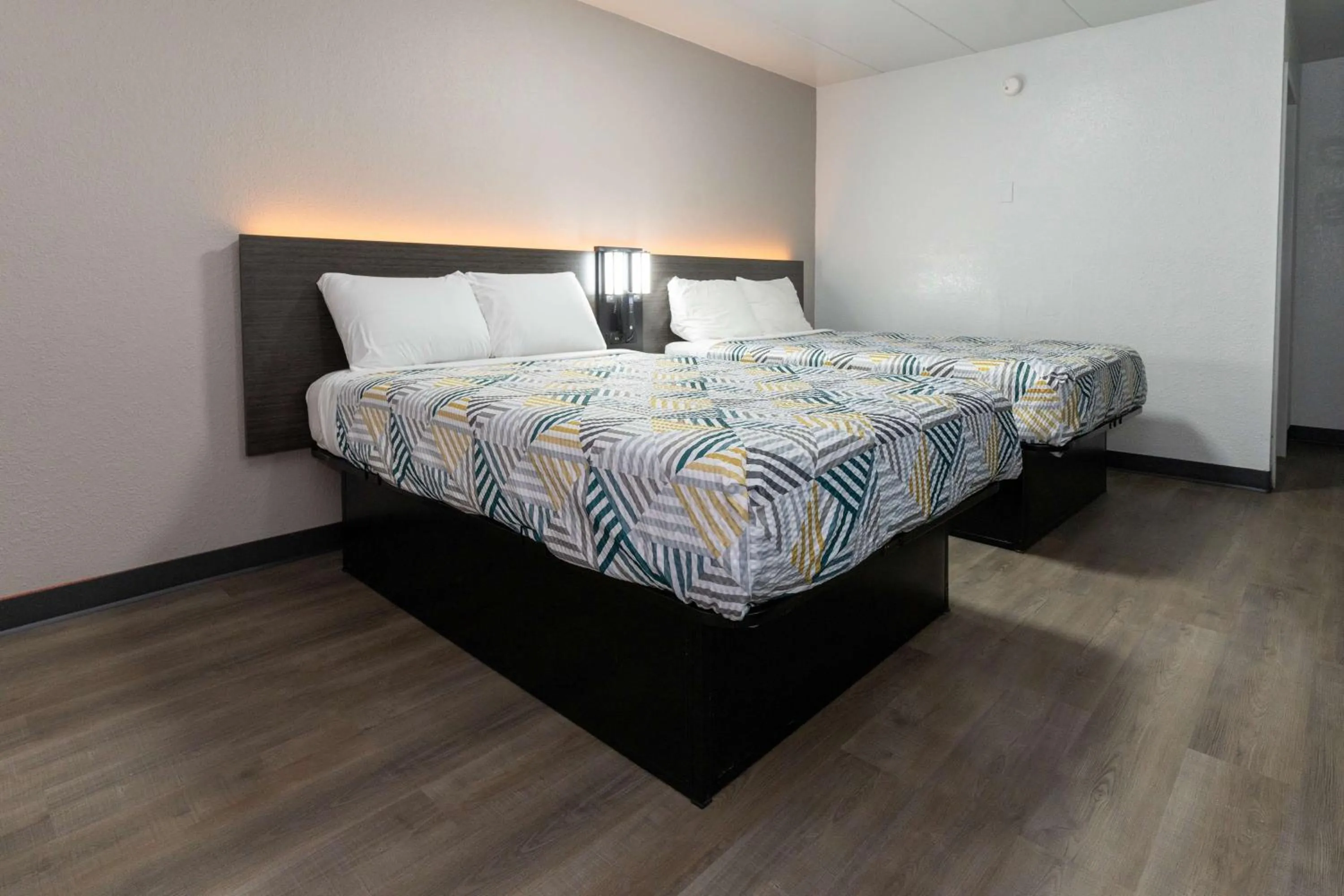 Bedroom, Bed in Motel 6-Cincinnati, OH