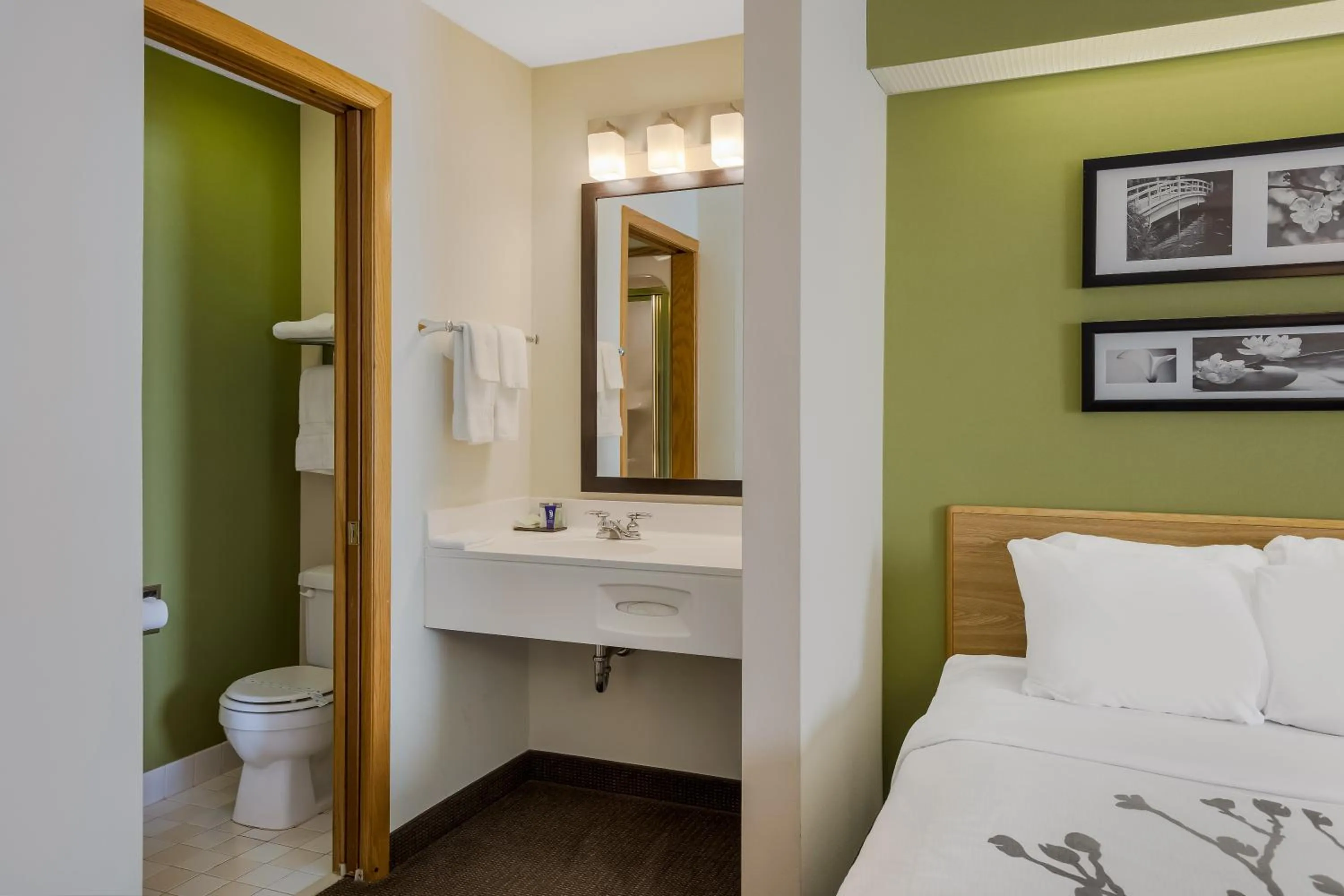Bathroom, Bed in Sleep Inn
