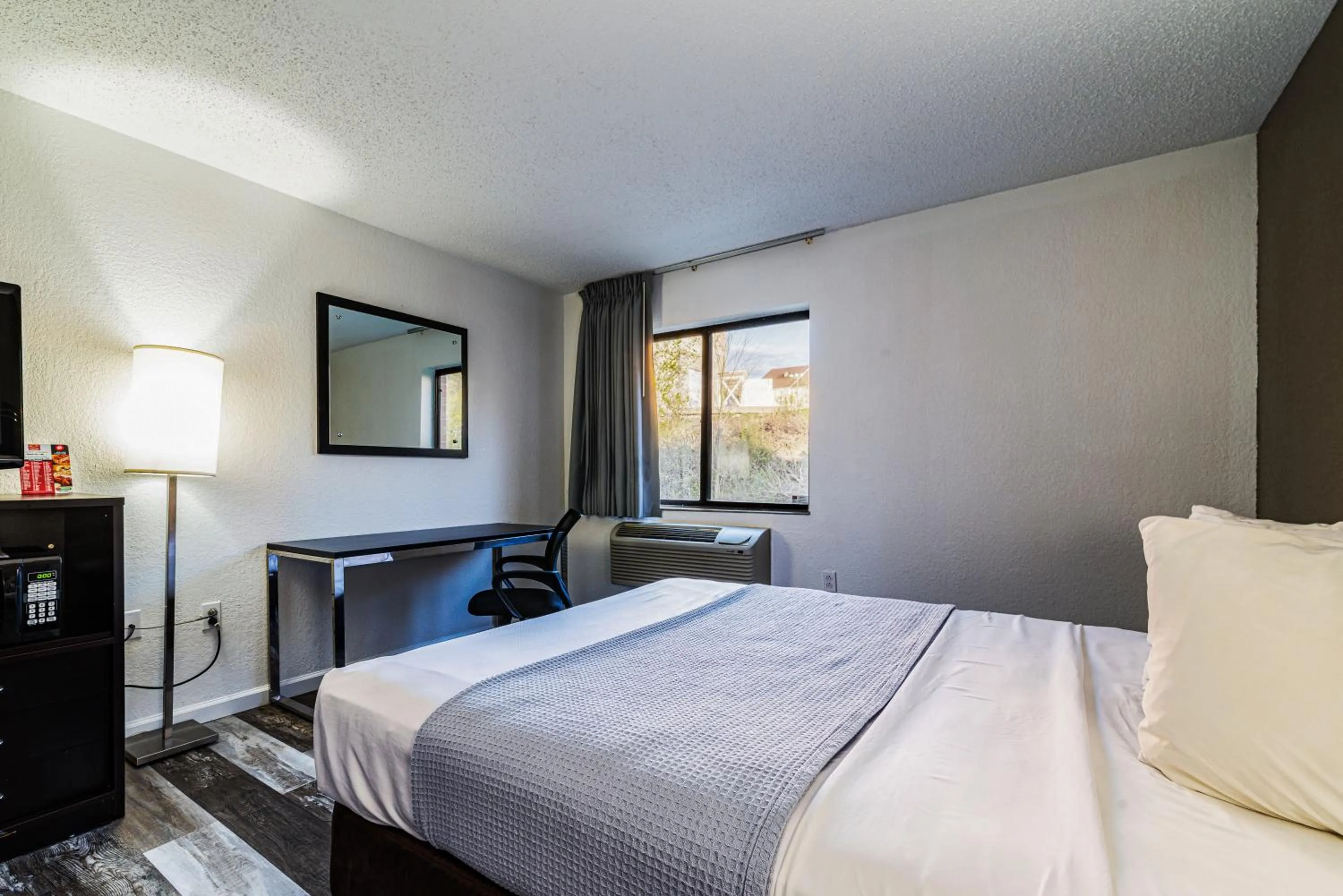 Bed in Econo Lodge Cleveland Southeast - Kent