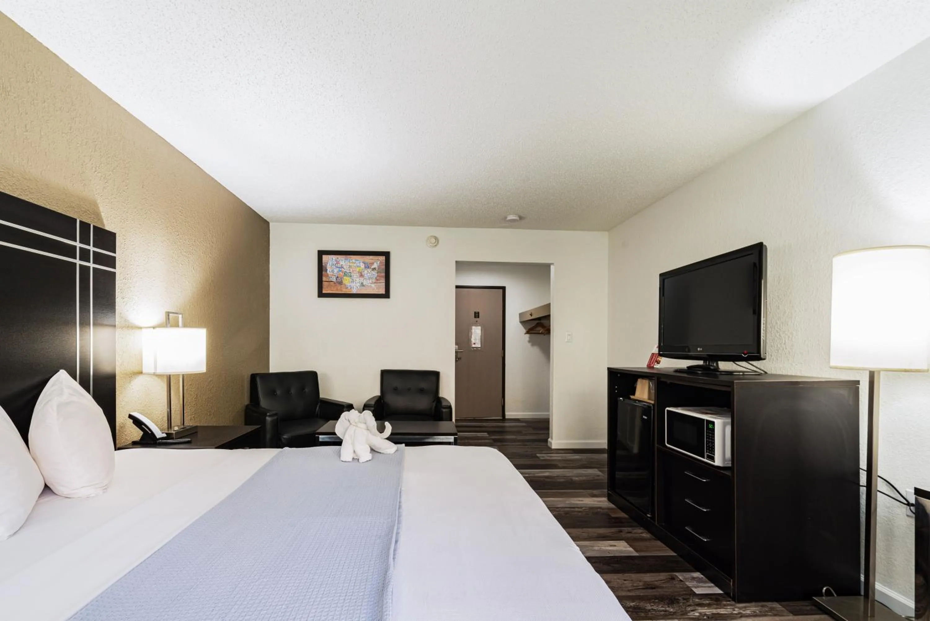 Bed in Econo Lodge Cleveland Southeast - Kent