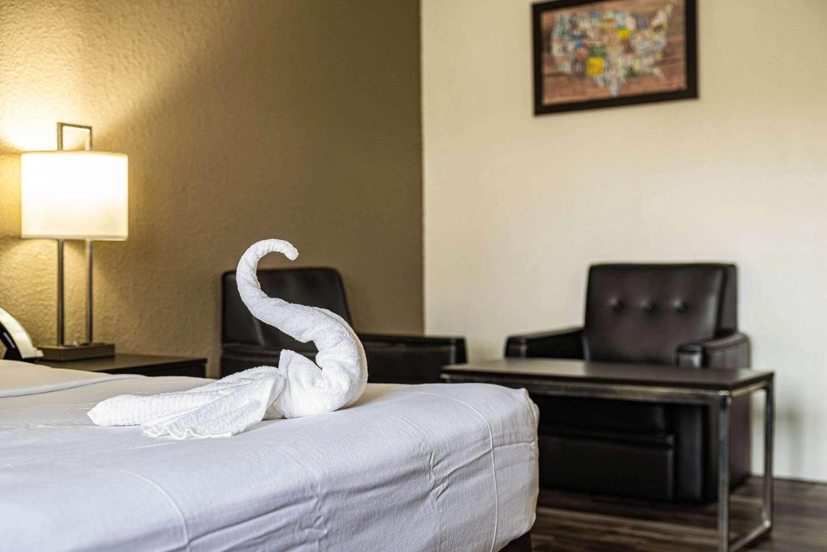 Bedroom, Bed in Econo Lodge Cleveland Southeast - Kent