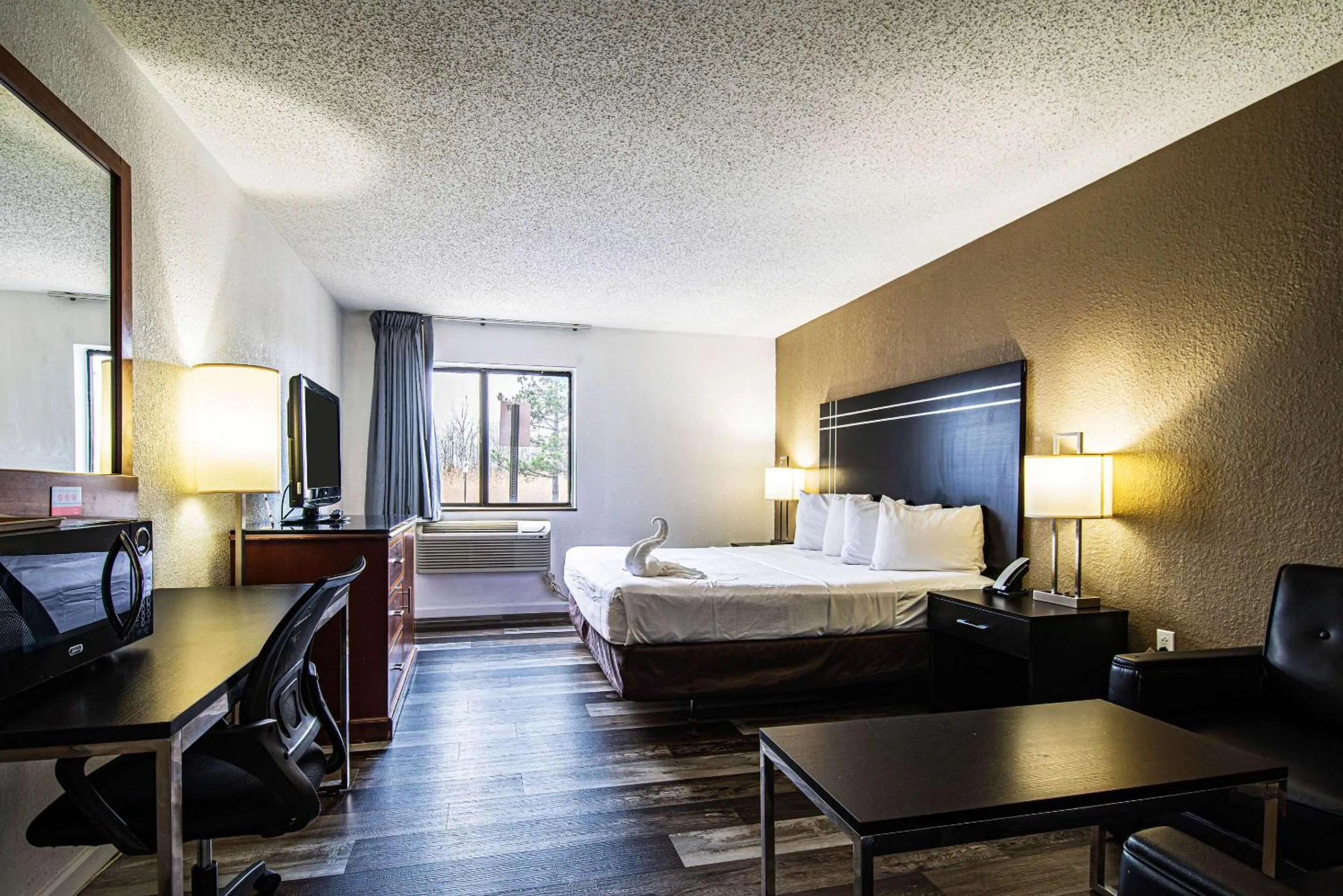 Bedroom, Bed in Econo Lodge Cleveland Southeast - Kent