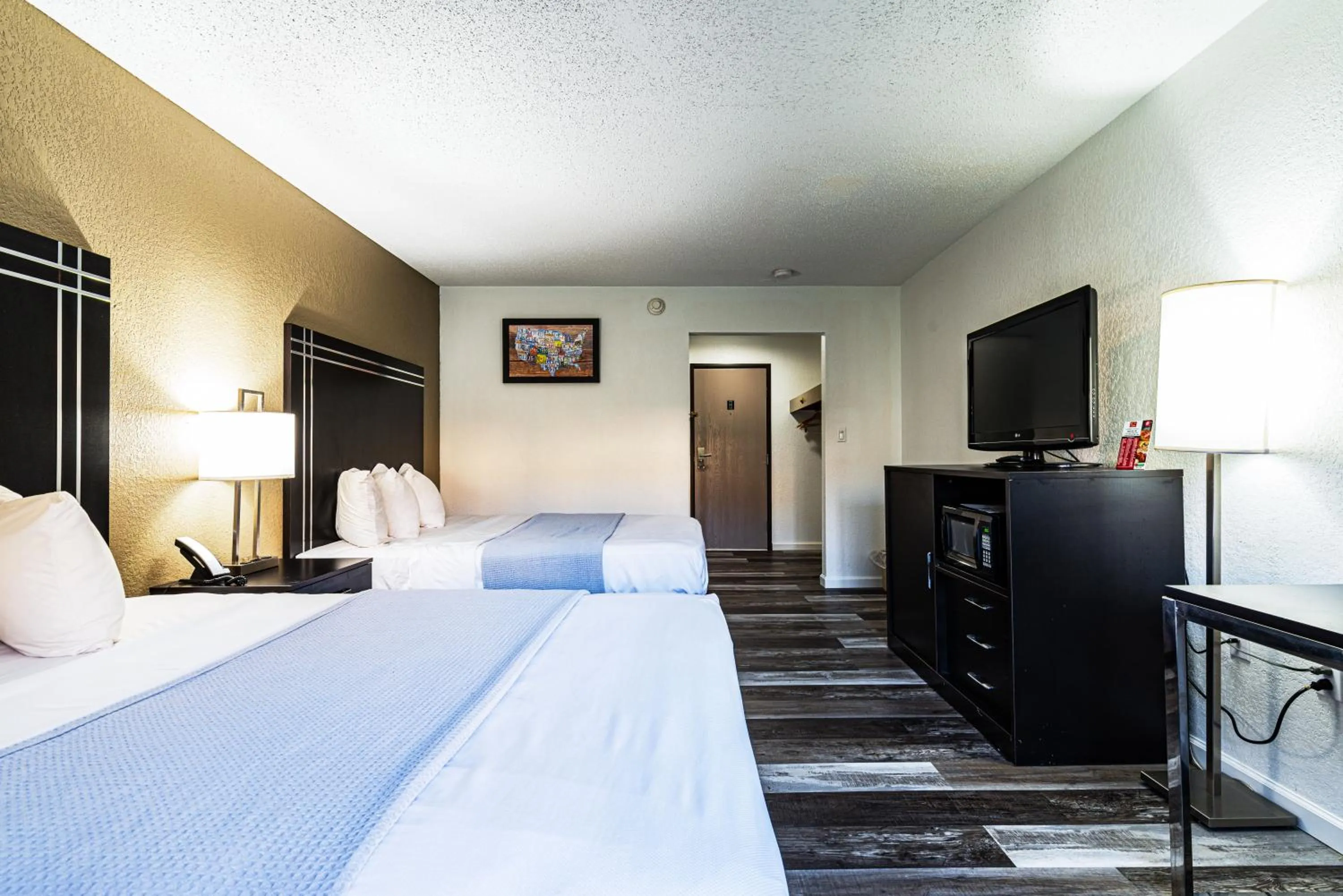 Photo of the whole room, Bed in Econo Lodge Cleveland Southeast - Kent