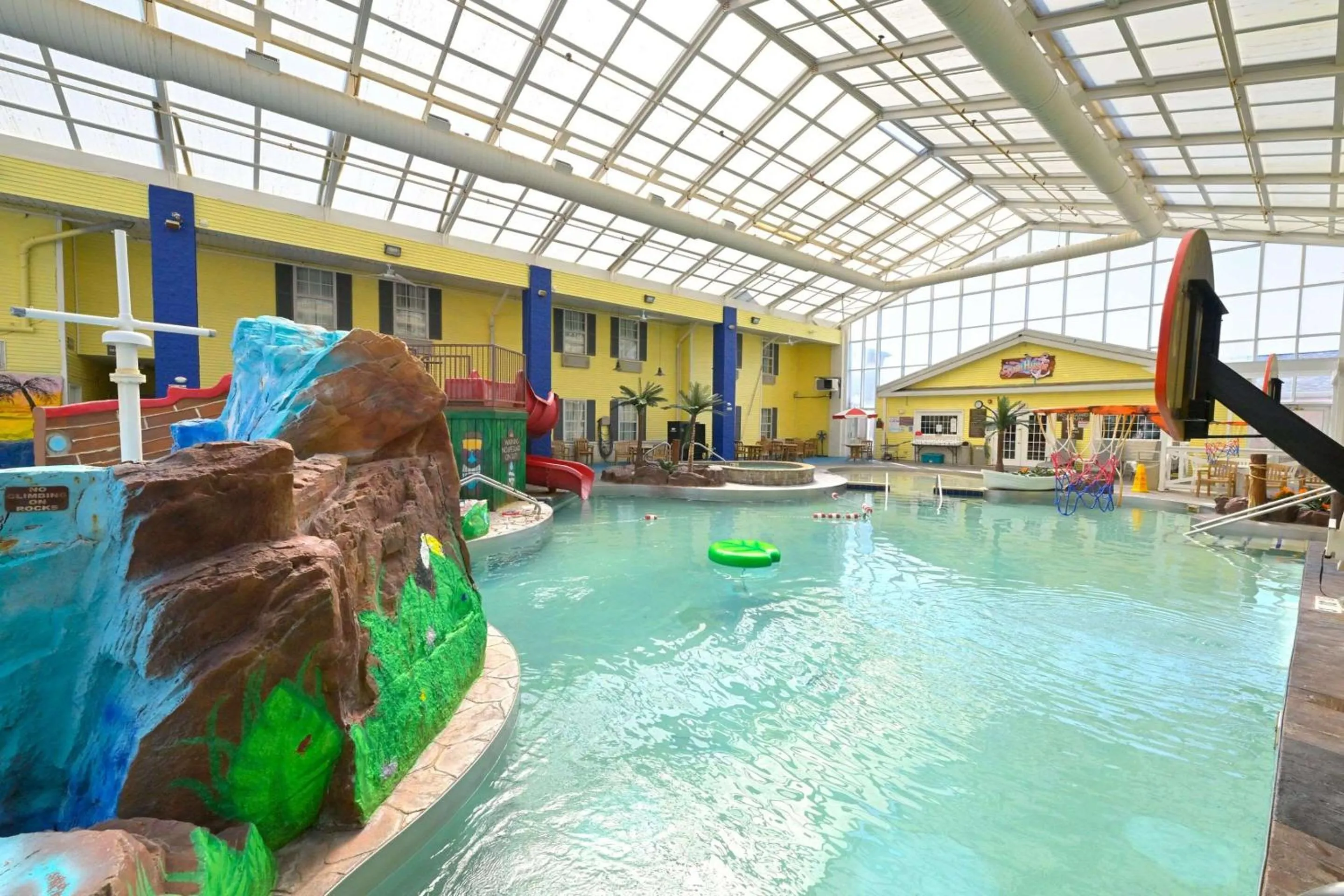 Swimming pool in Comfort Inn Splash Harbor