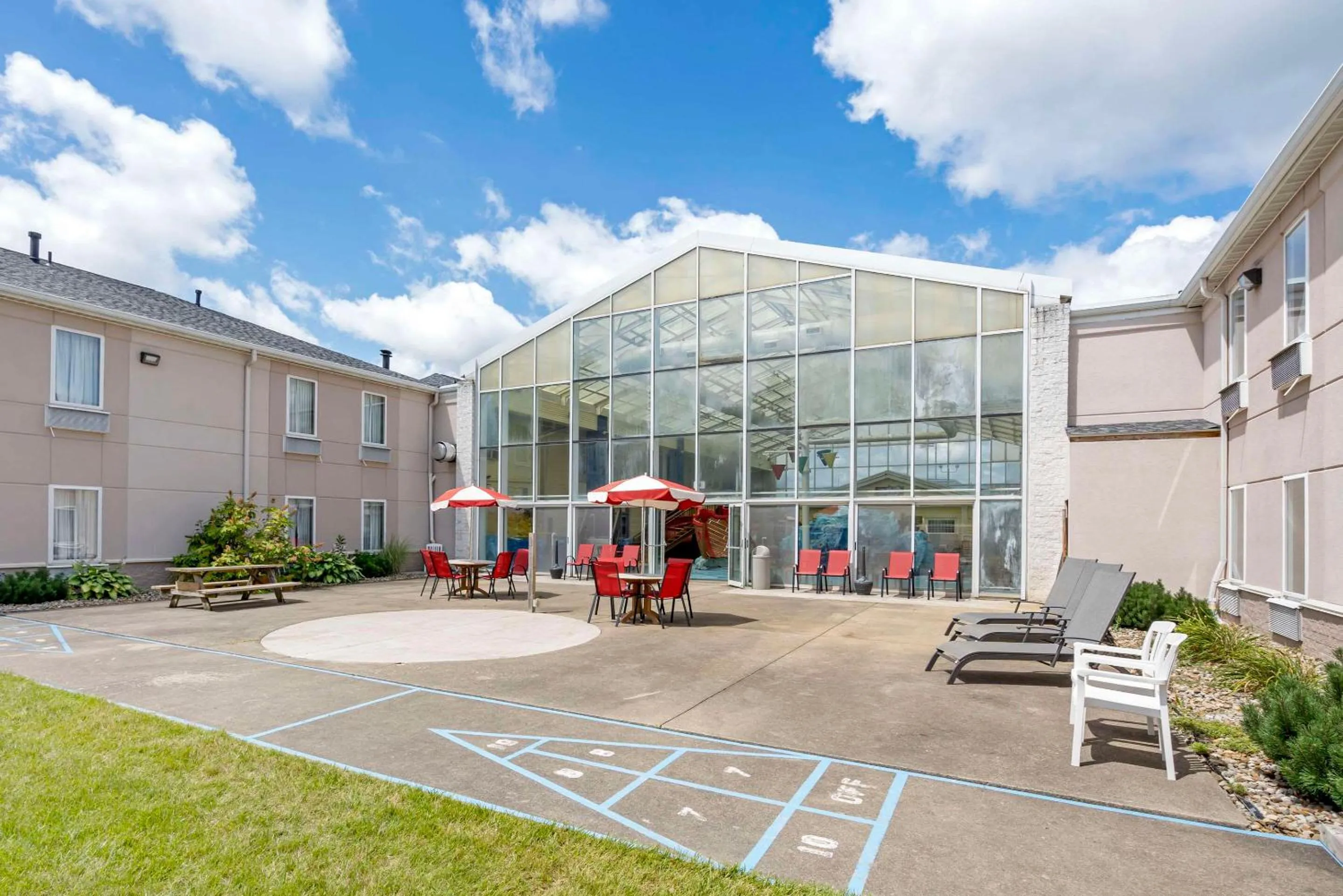 Swimming pool in Comfort Inn Splash Harbor