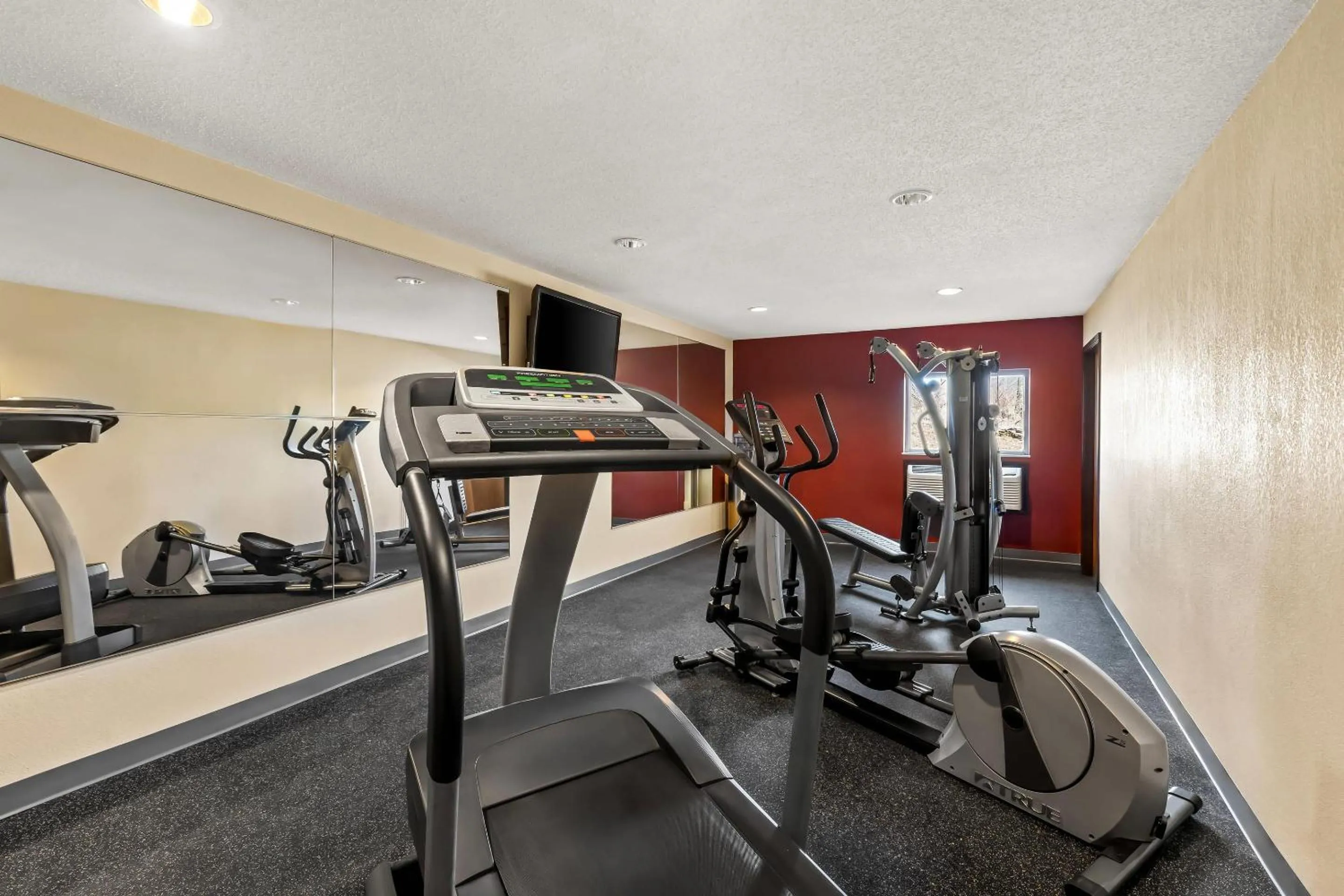 Fitness centre/facilities in Quality Inn & Suites