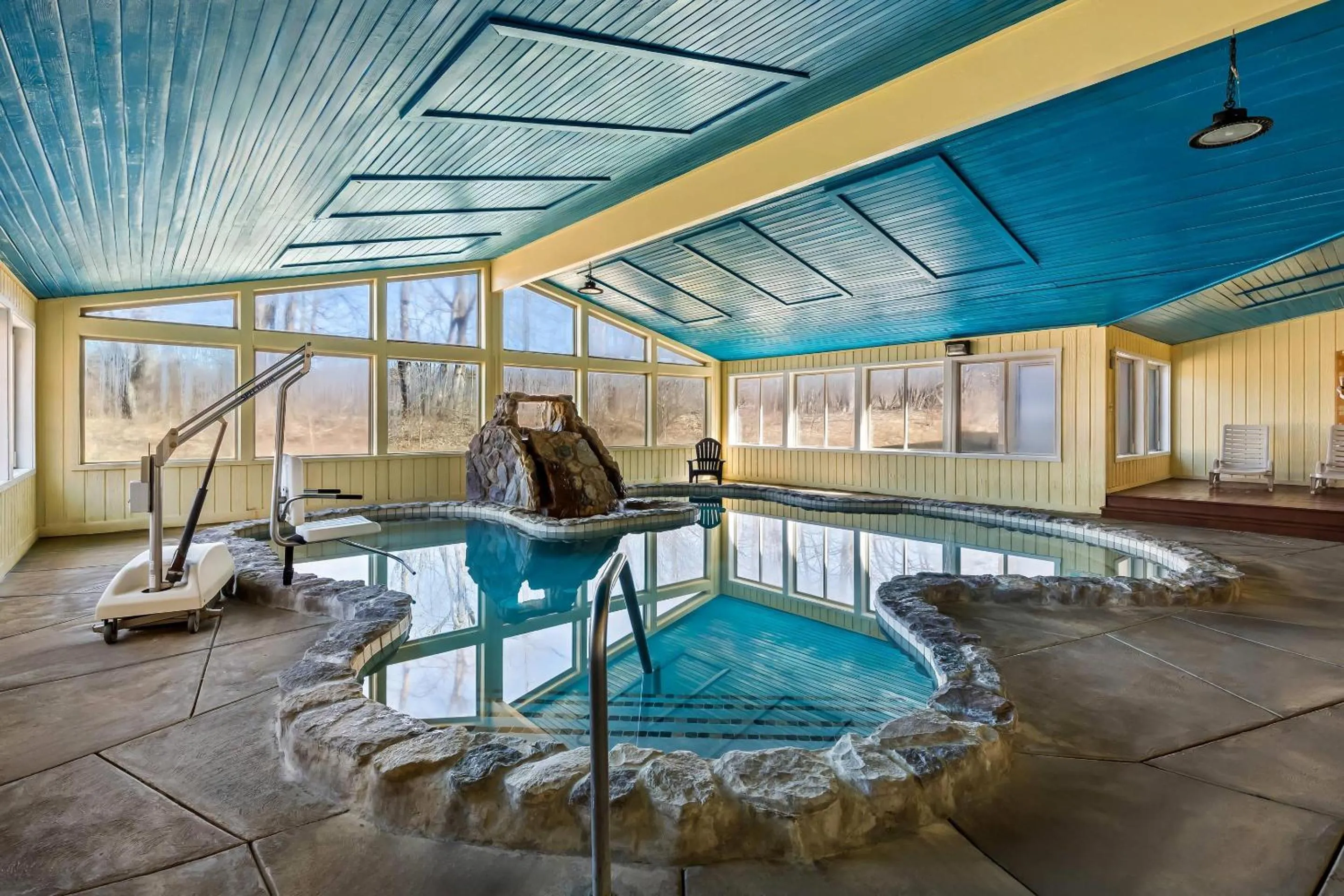 Swimming pool in Quality Inn & Suites