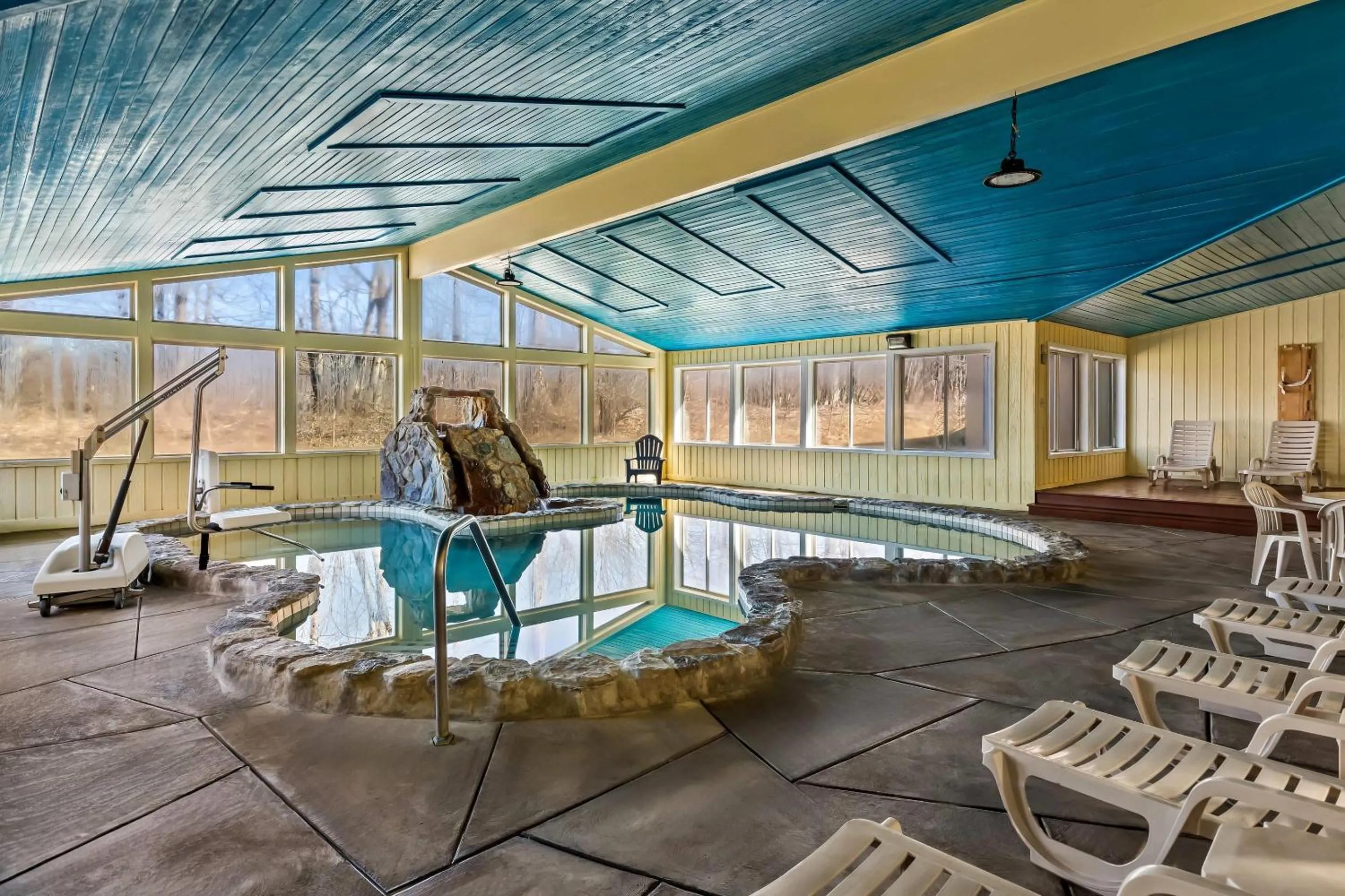 Swimming pool in Quality Inn & Suites