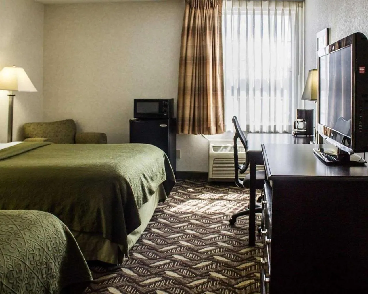 Bed in Quality Inn & Suites Mansfield