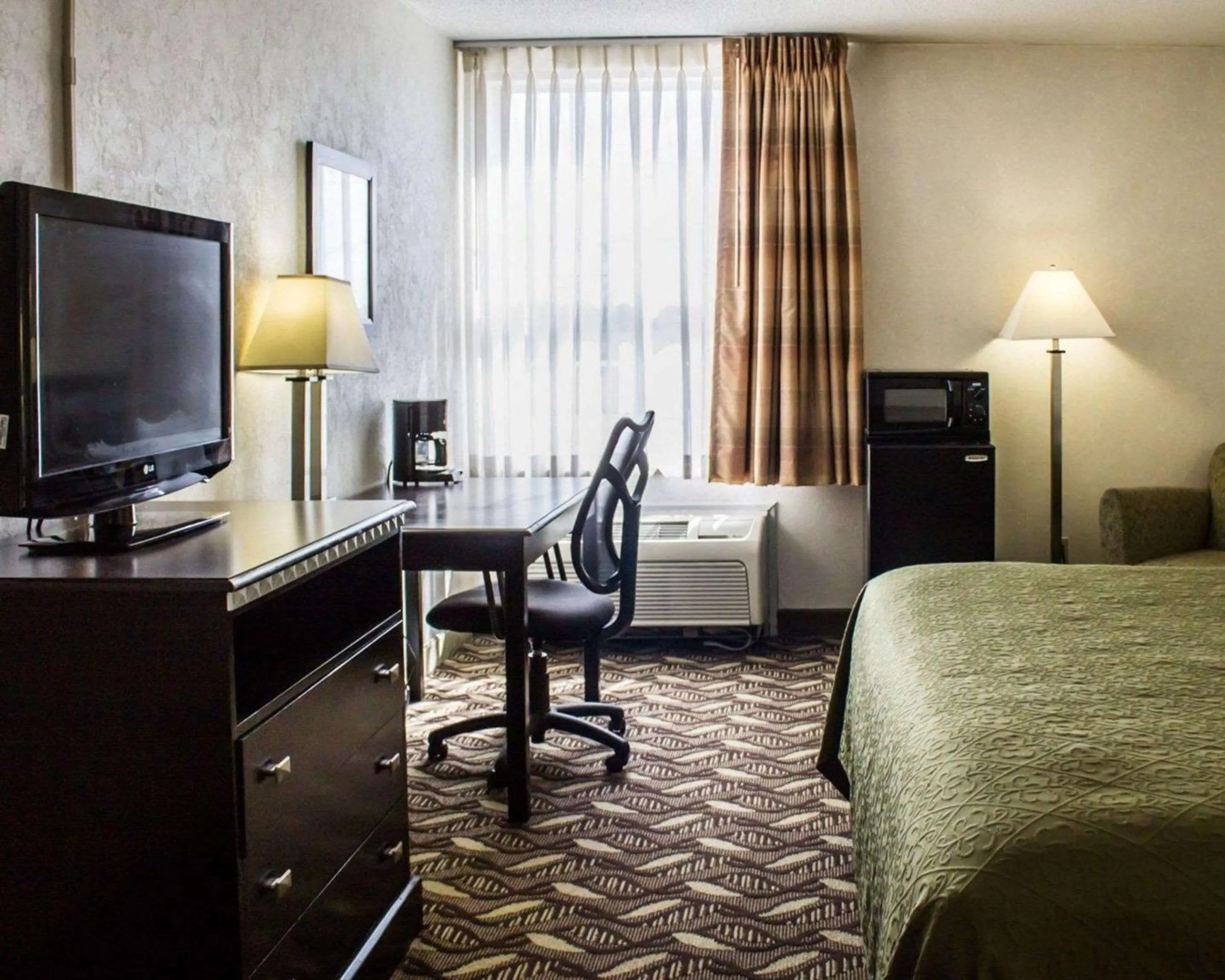 Bedroom, TV/Entertainment Center in Quality Inn & Suites Mansfield