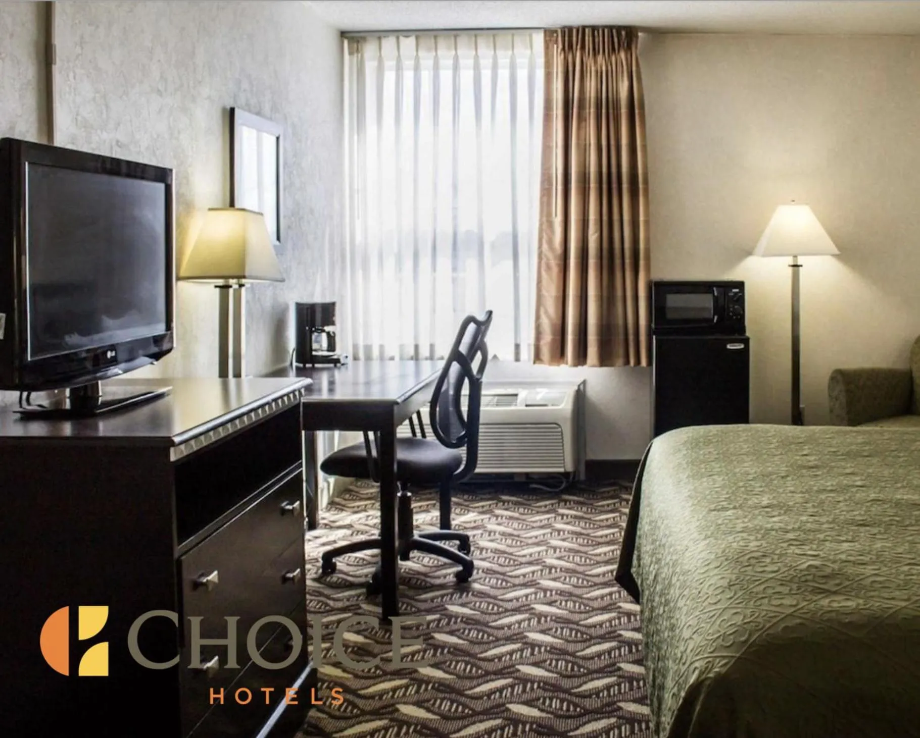 Bed, TV/Entertainment Center in Quality Inn & Suites Mansfield