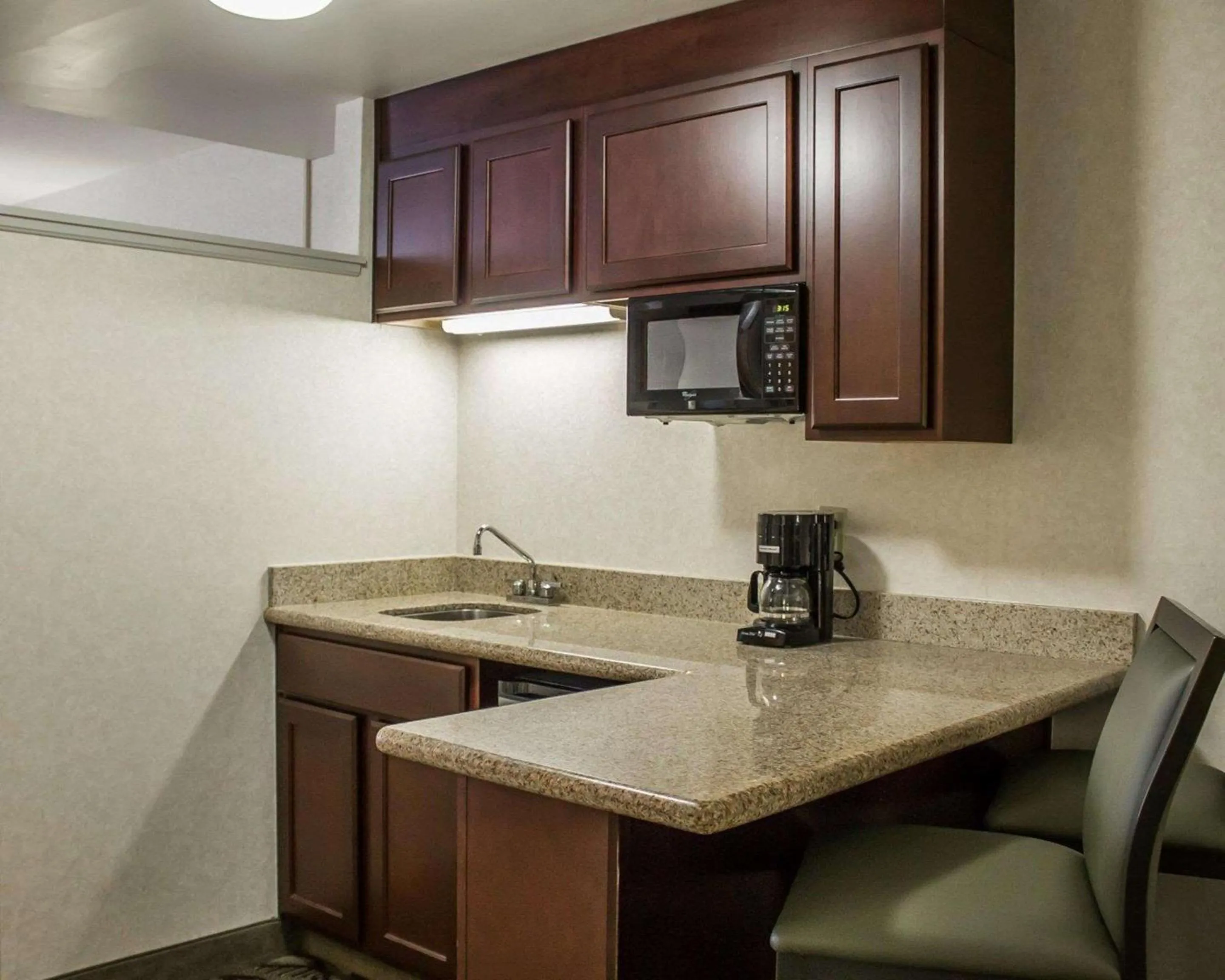 Photo of the whole room, Kitchen/Kitchenette in Quality Inn & Suites Mansfield