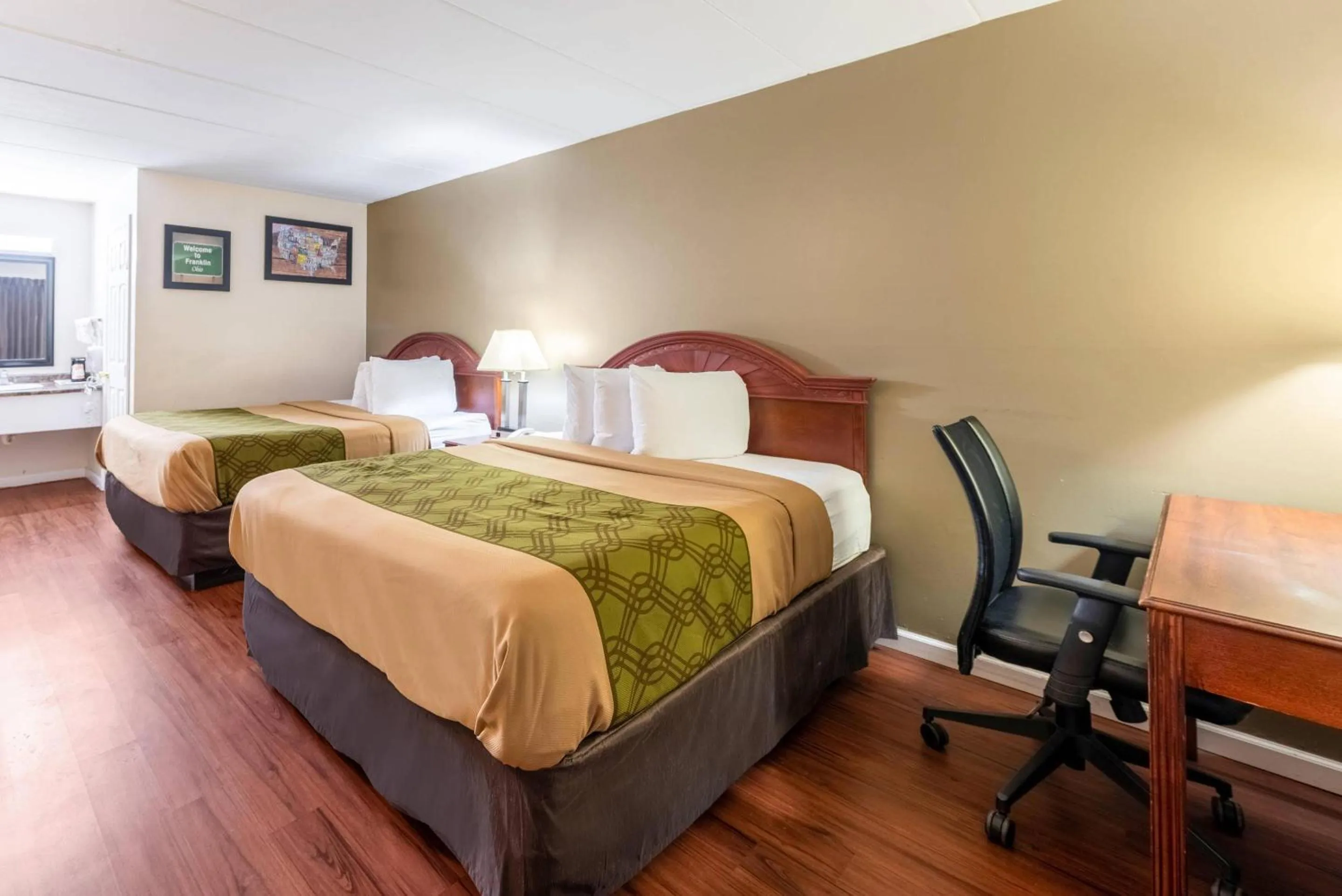 Bedroom, Bed in Econo Lodge Franklin - Springboro