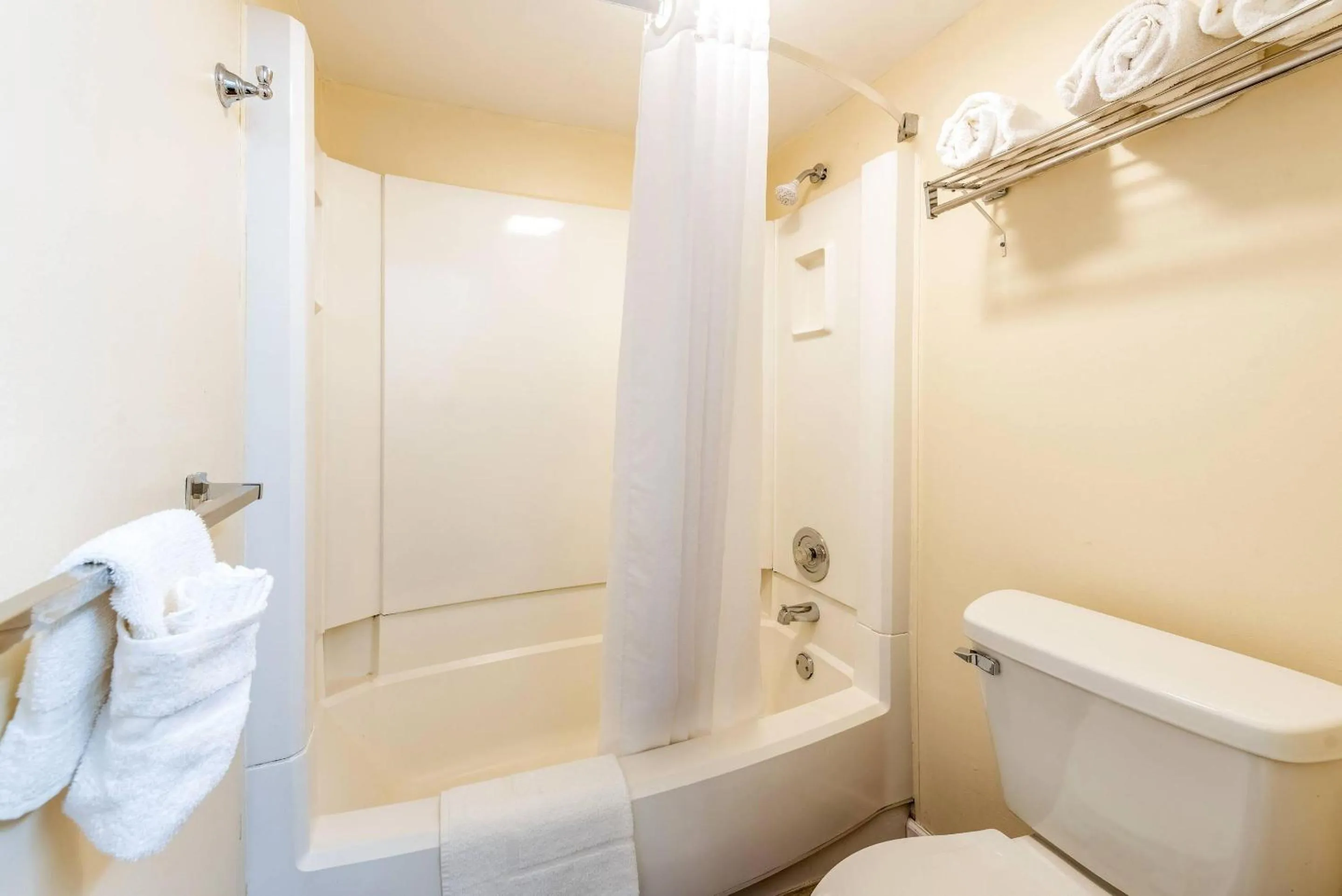 Bedroom in Econo Lodge Franklin - Springboro