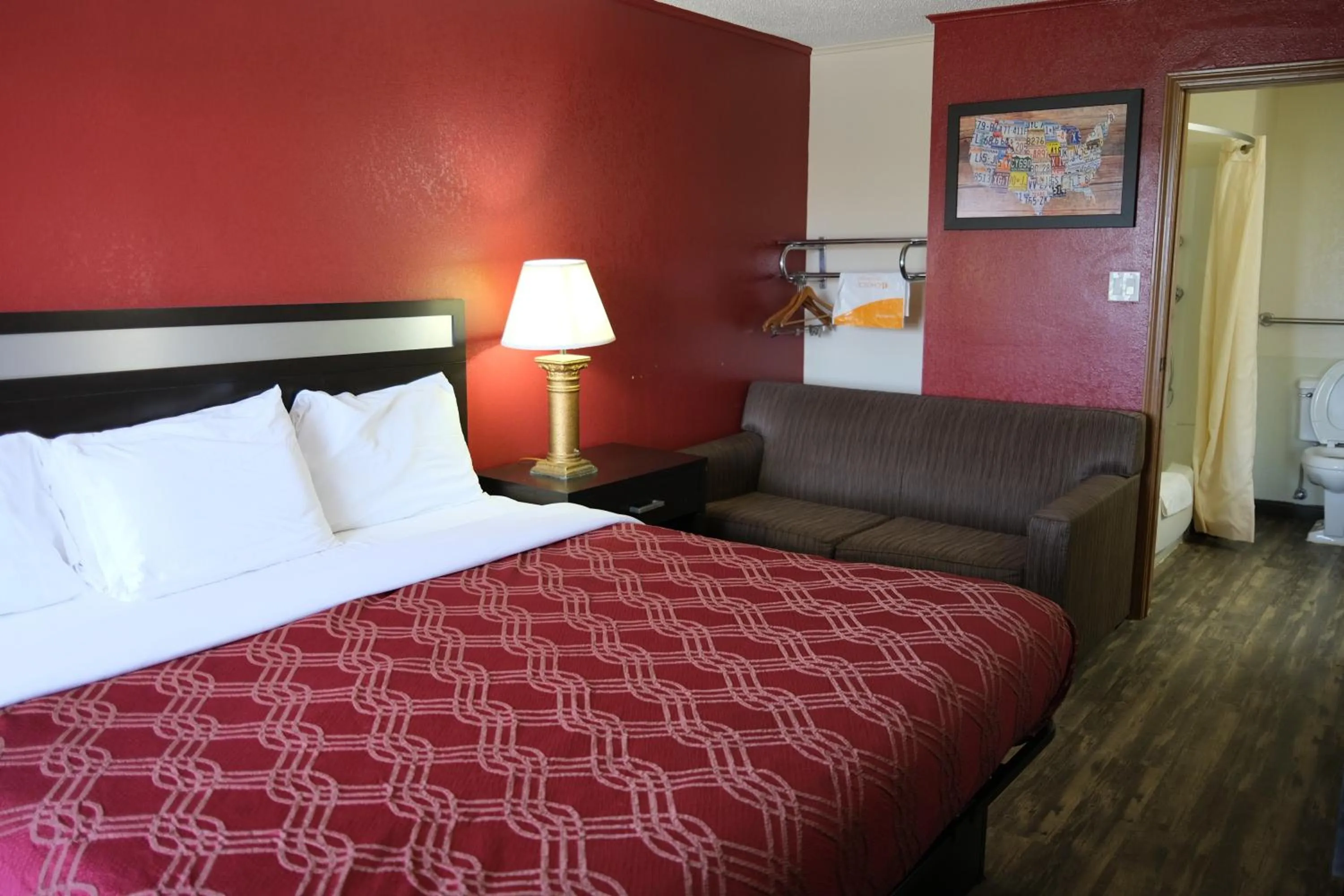 Bedroom, Bed in Econo Lodge Wooster