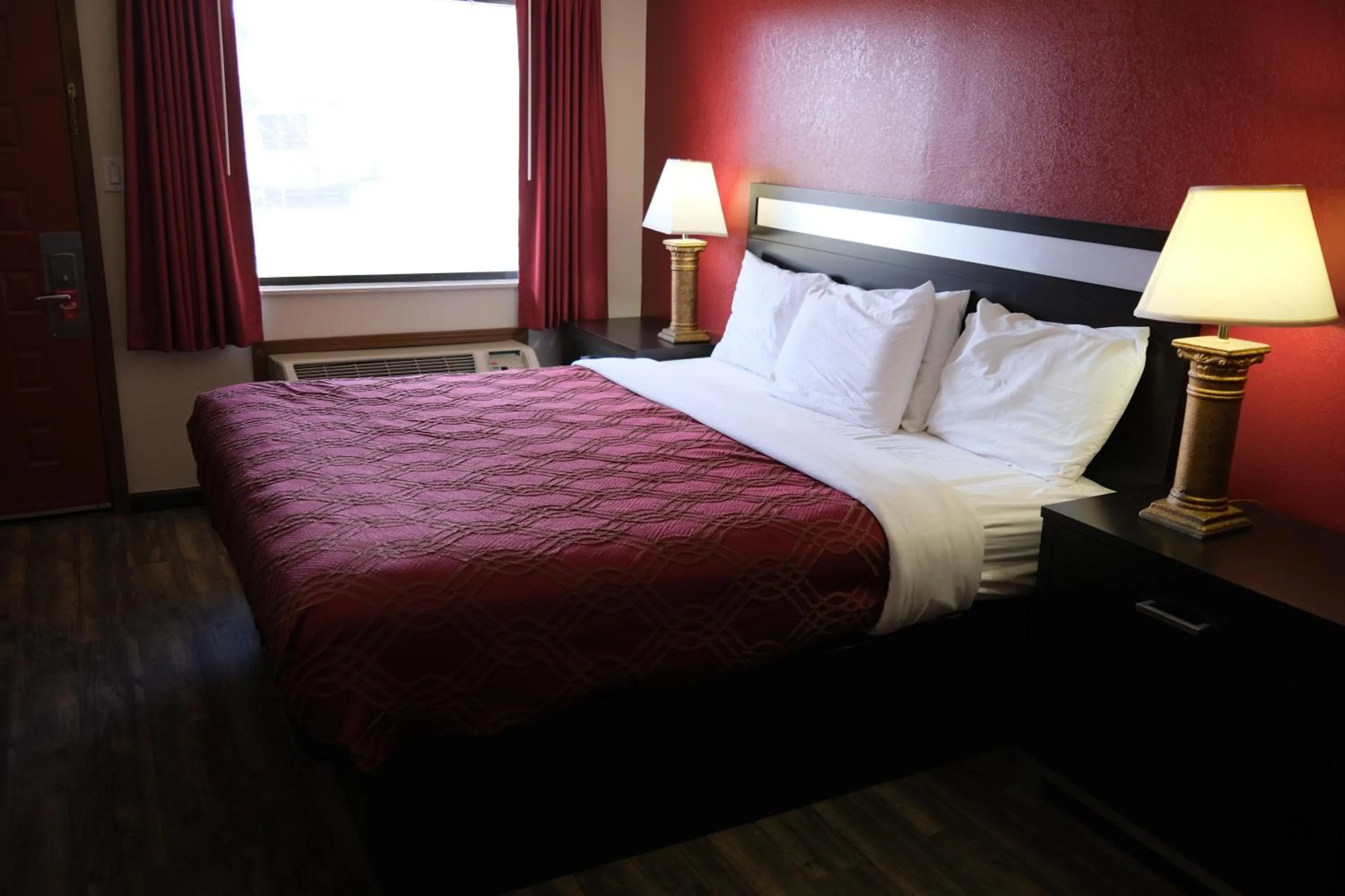 Bedroom, Bed in Econo Lodge Wooster