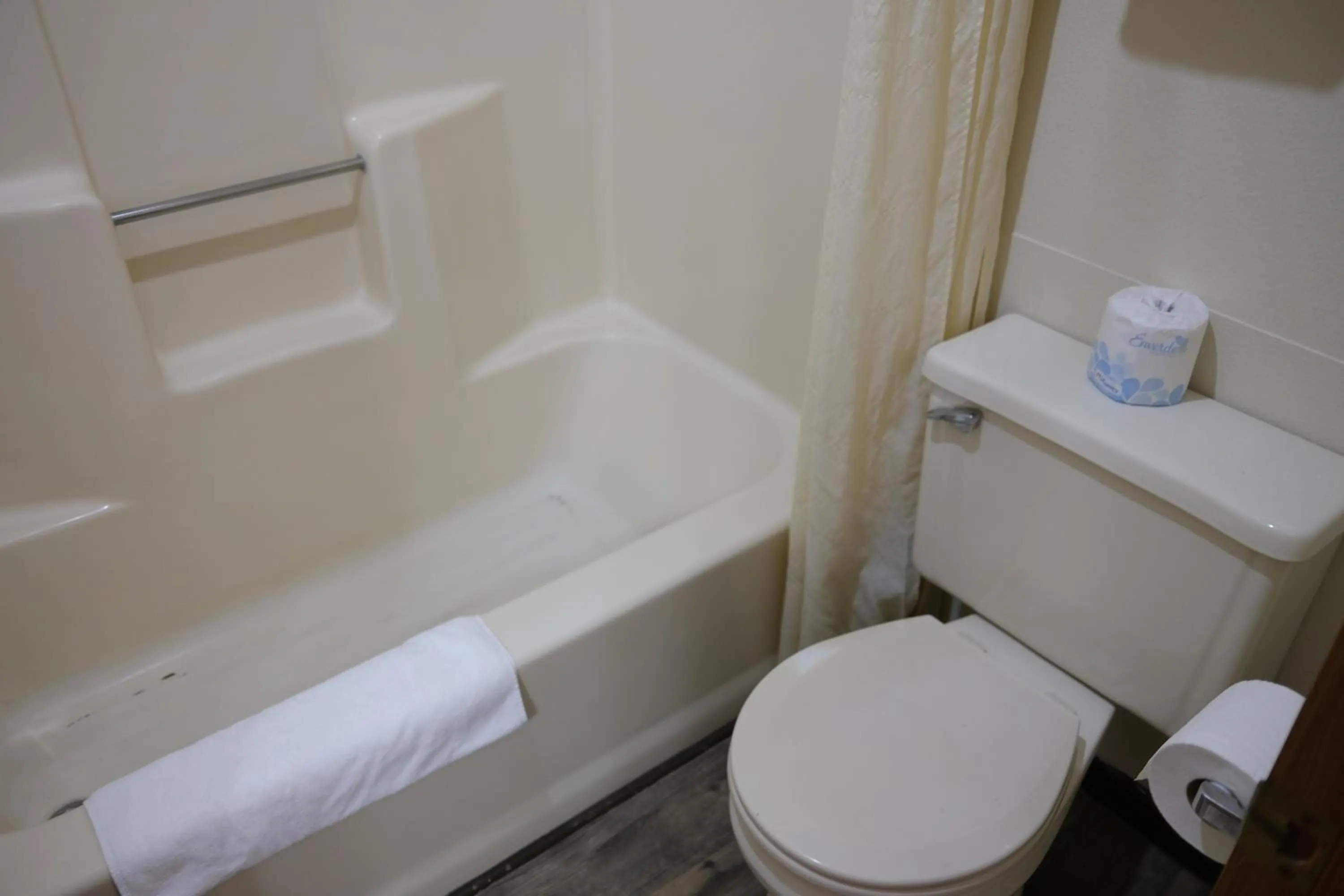 Bathroom in Econo Lodge Wooster