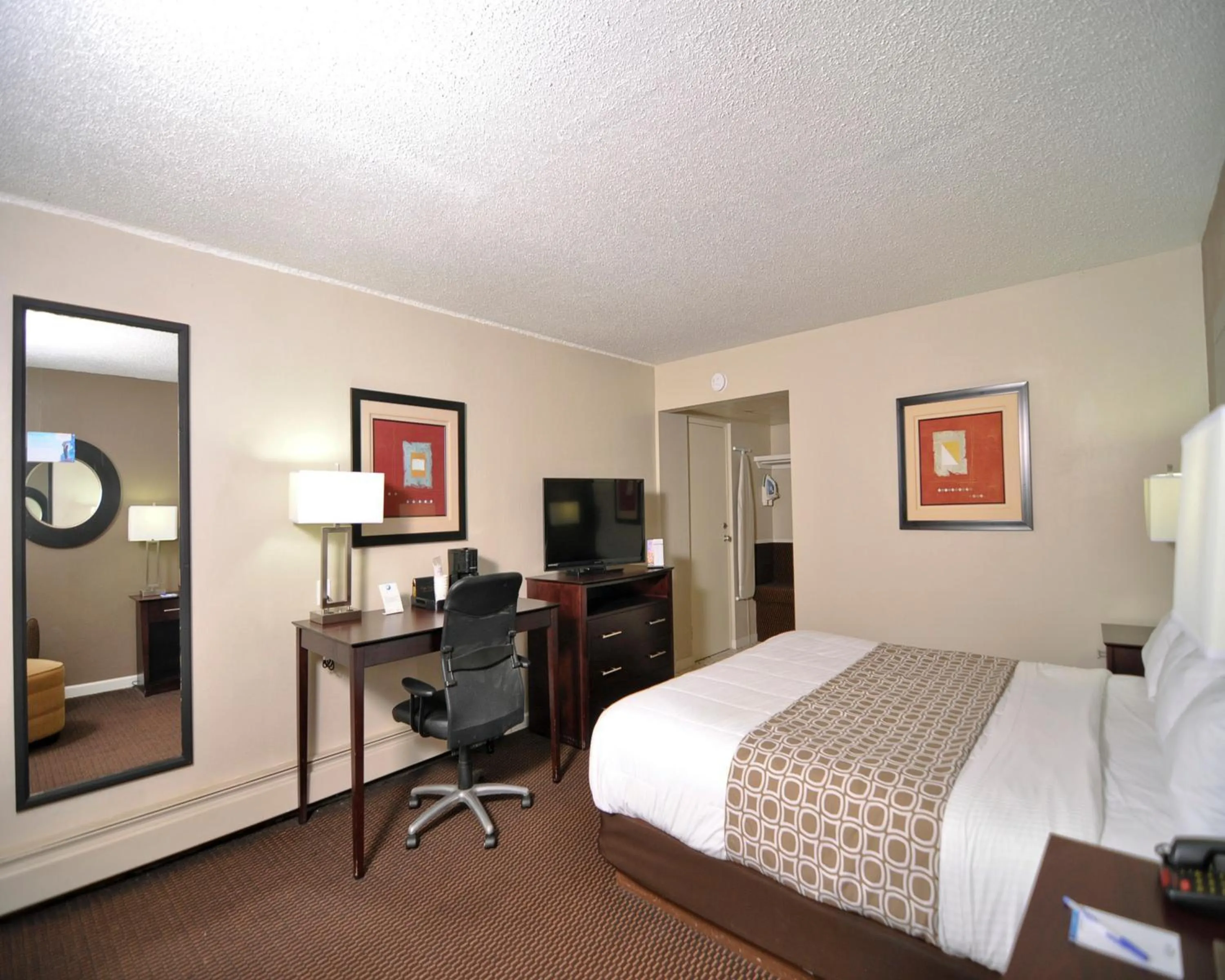 Bedroom, Bed in Baymont by Wyndham Sandusky