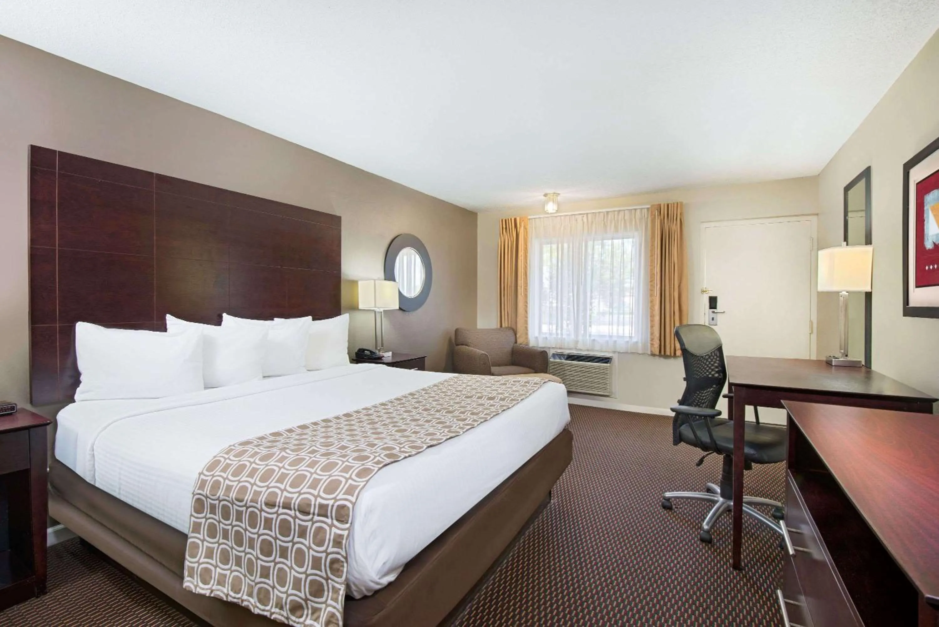 Photo of the whole room, Bed in Baymont by Wyndham Sandusky