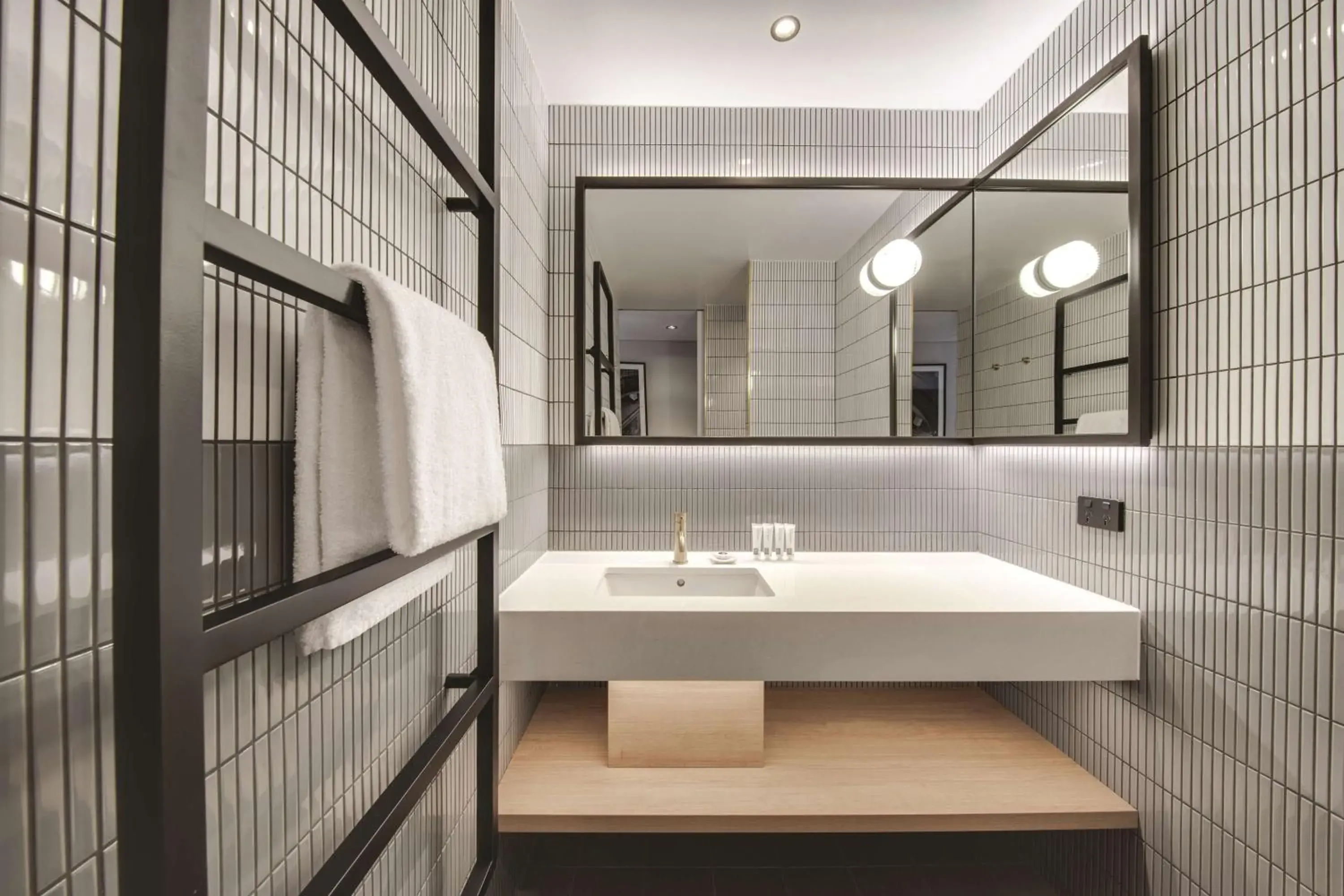 Queen Room in Vibe Hotel Sydney Darling Harbour Queen Room in Vibe Hotel Sydney Darling Harbour