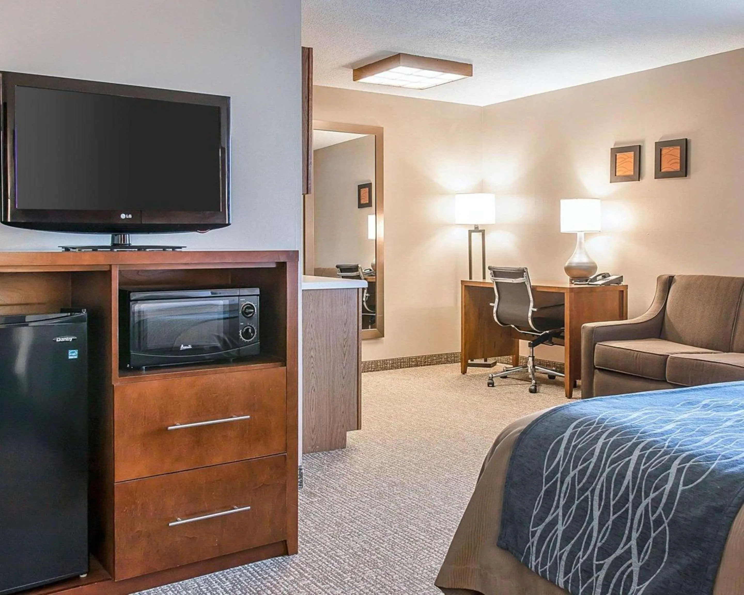 Photo of the whole room, TV/Entertainment Center in Comfort Inn Bluffton
