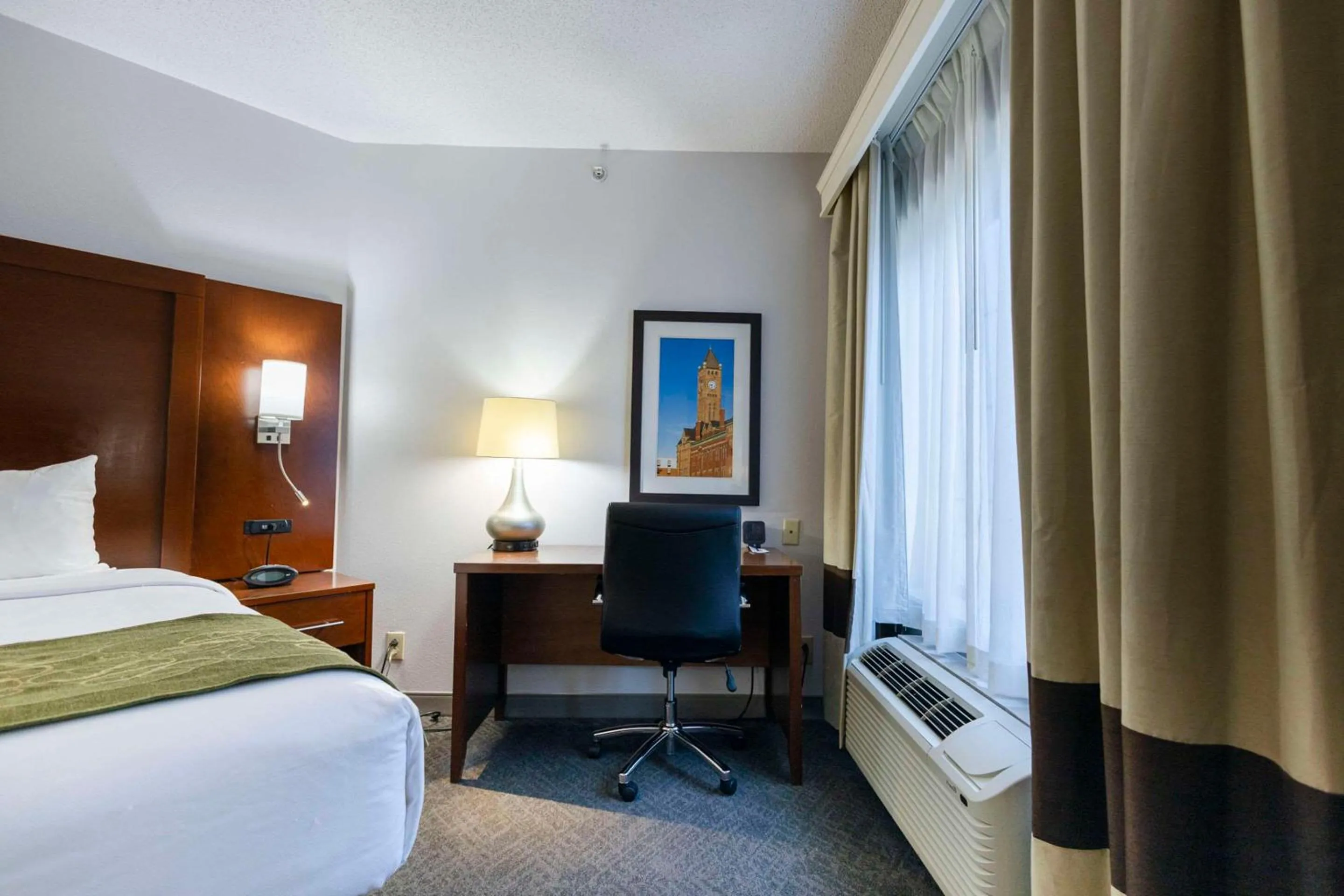 Bedroom, Bed in Comfort Suites Springfield I-70