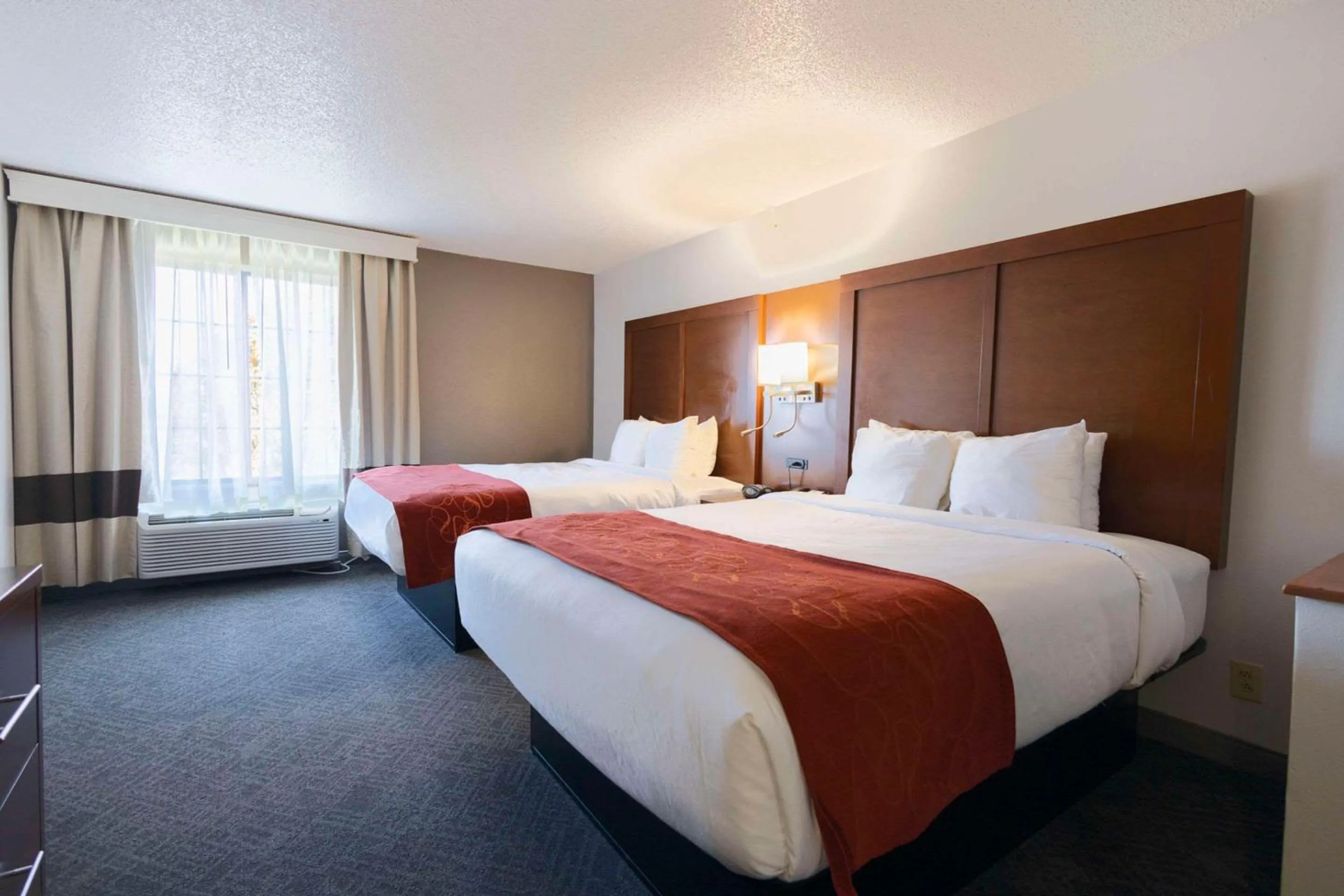 Bedroom, Bed in Comfort Suites Springfield I-70