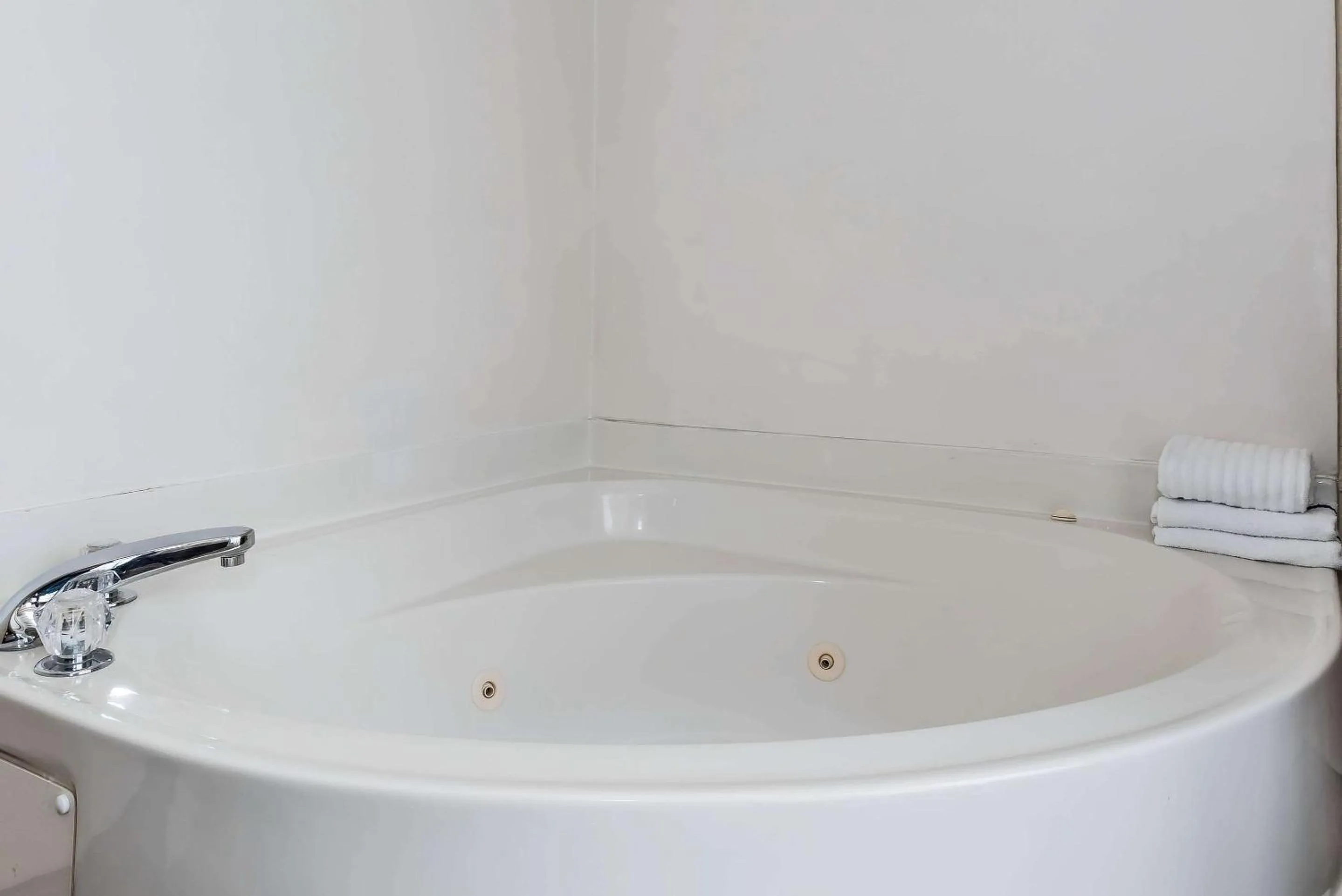 Bedroom in Comfort Suites Springfield I-70