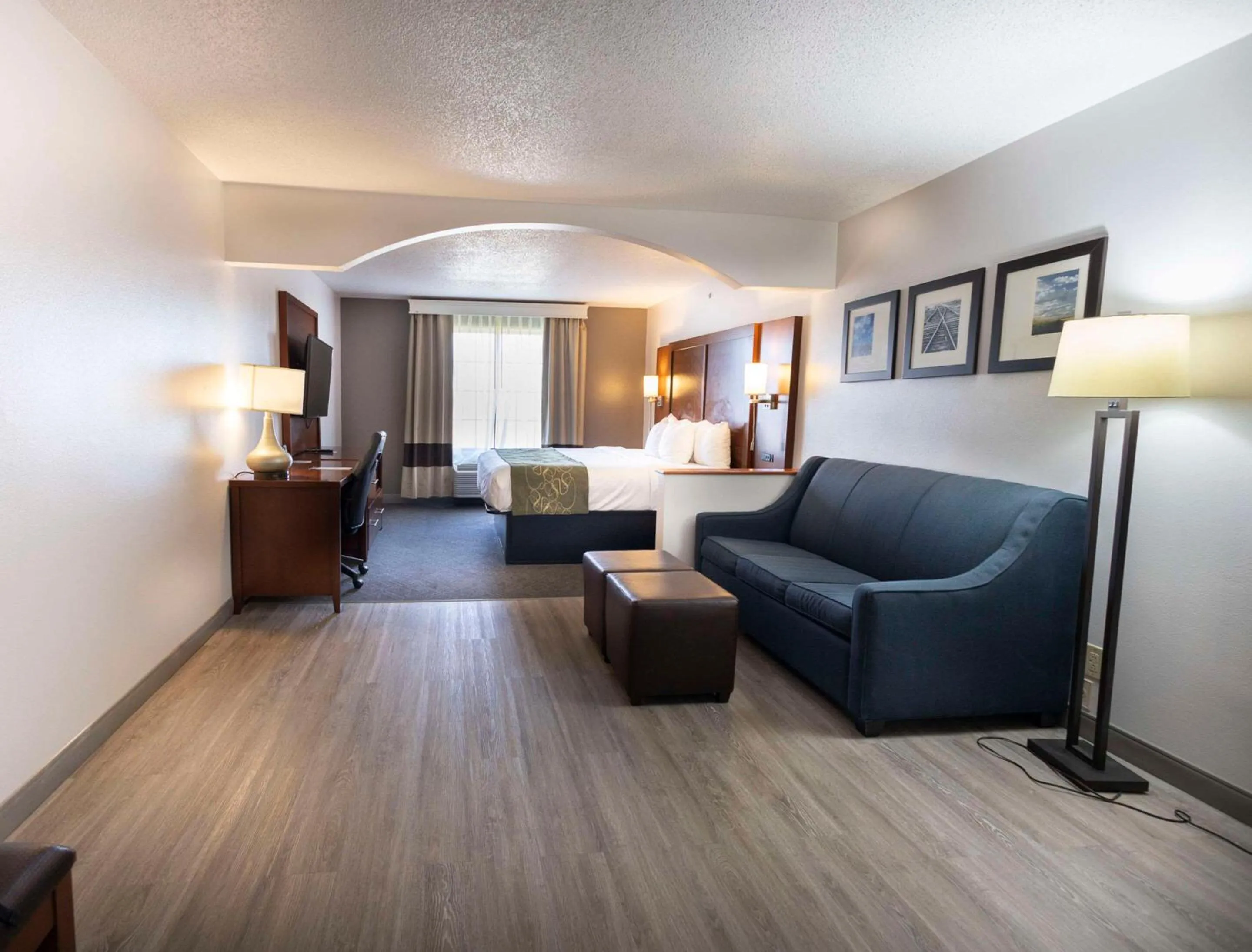 Bedroom in Comfort Suites Springfield I-70