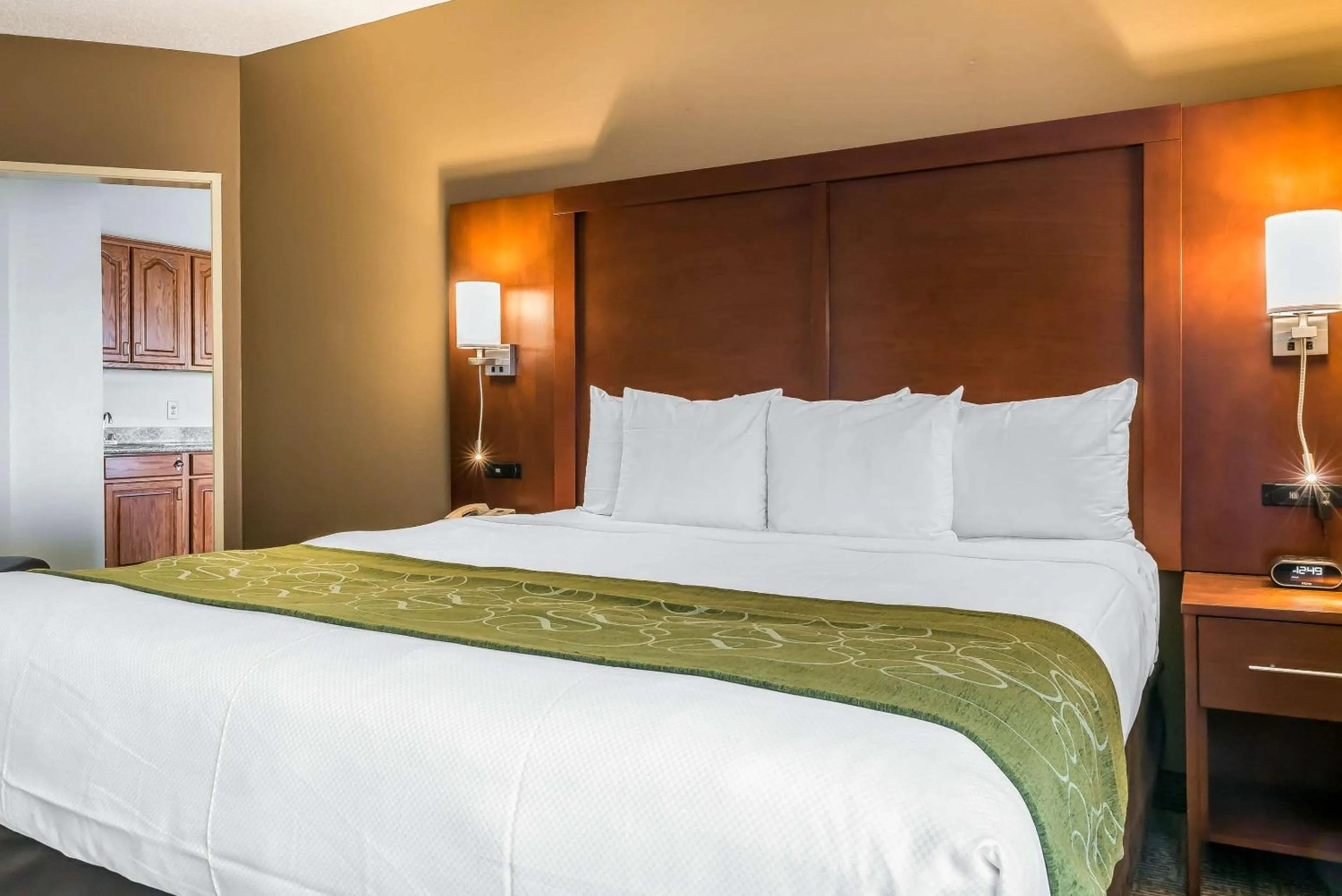 Bedroom, Bed in Comfort Suites Springfield I-70