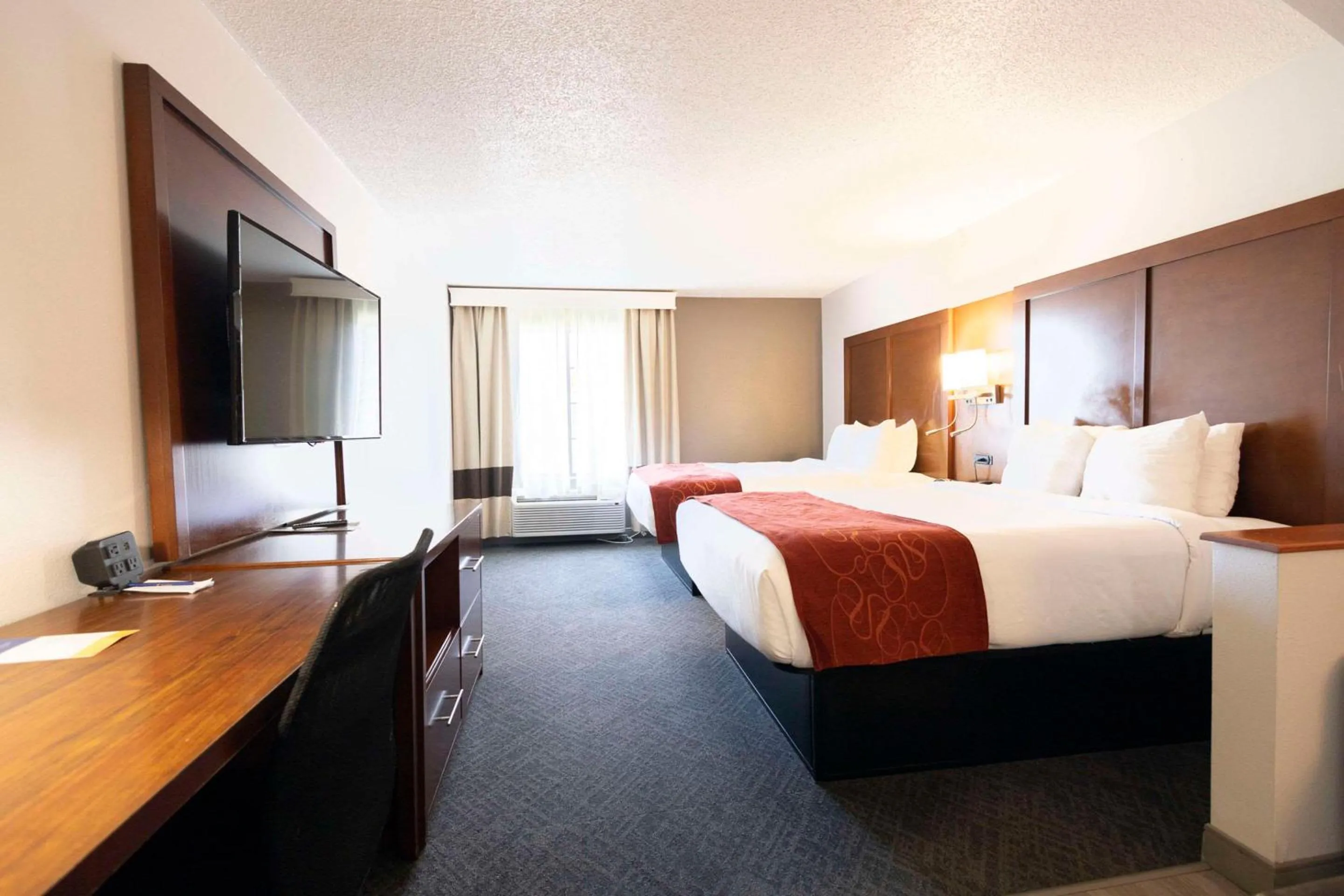 Bedroom, Bed in Comfort Suites Springfield I-70