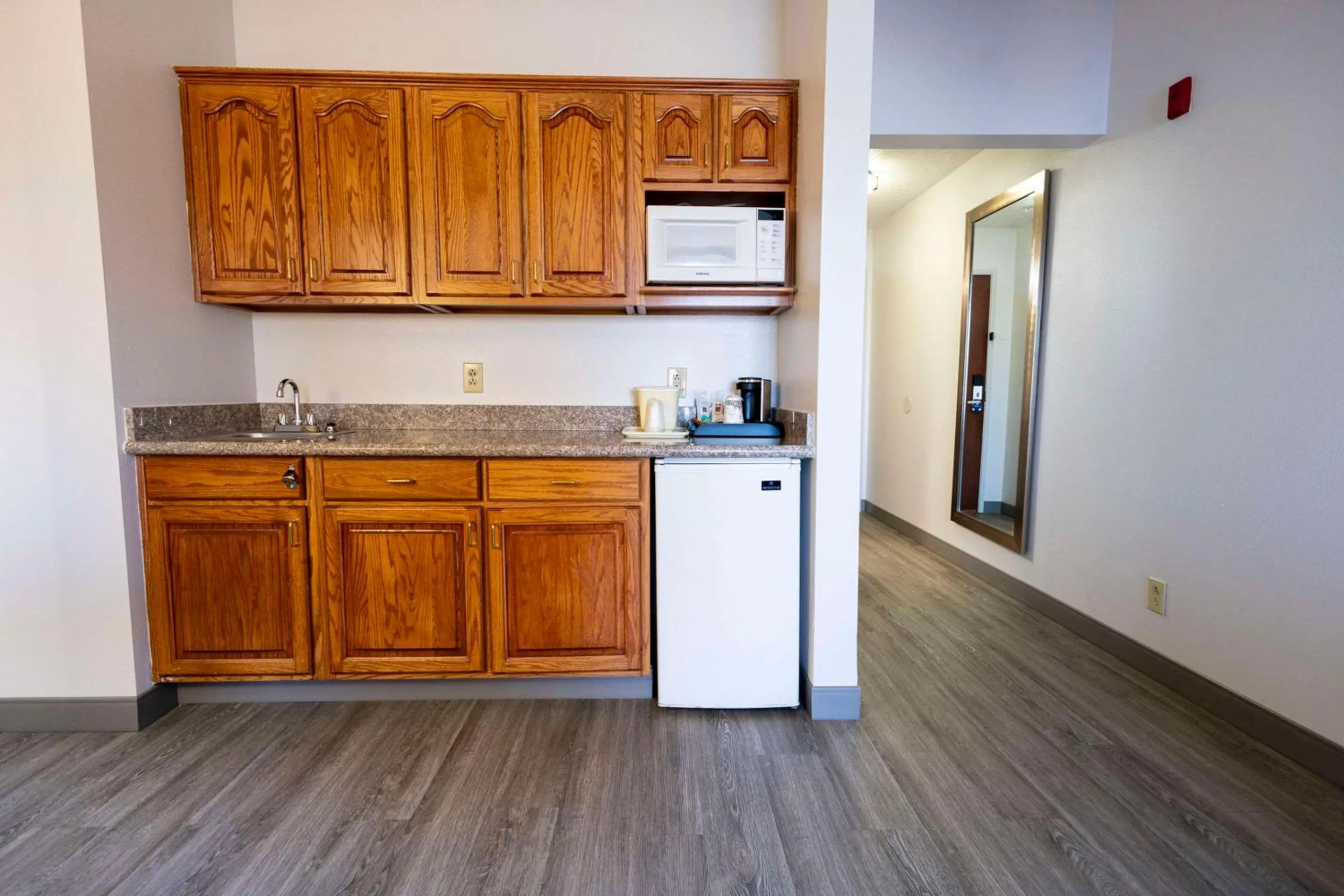 Bedroom in Comfort Suites Springfield I-70