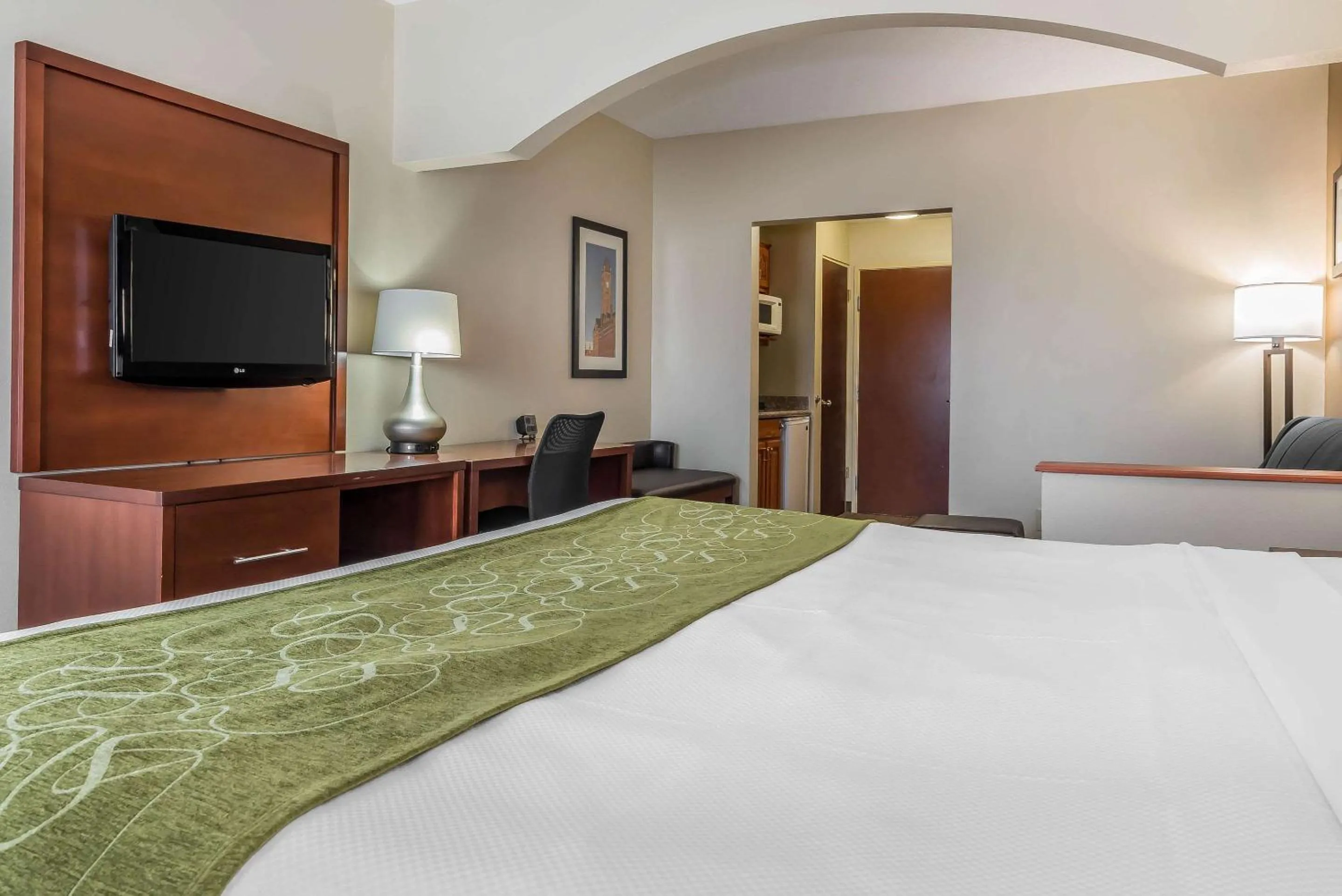 Bedroom, Bed in Comfort Suites Springfield I-70