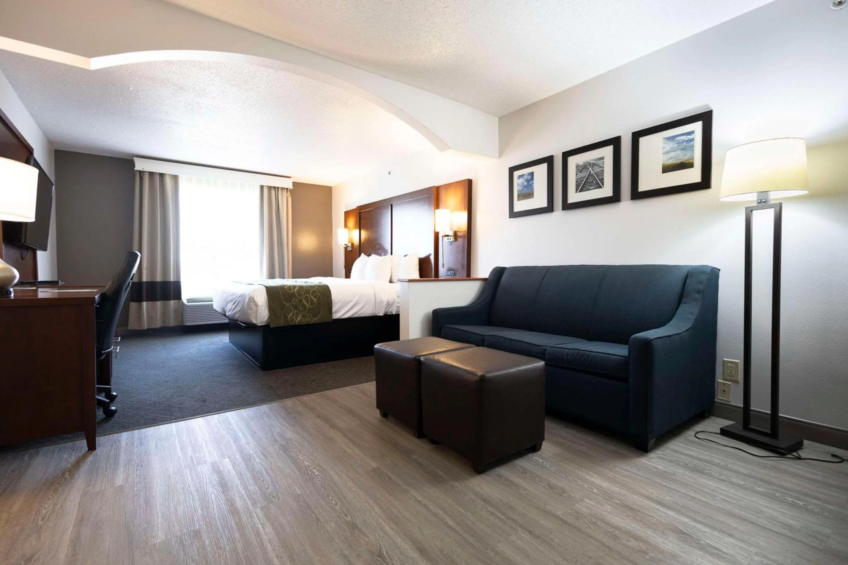 Bedroom in Comfort Suites Springfield I-70