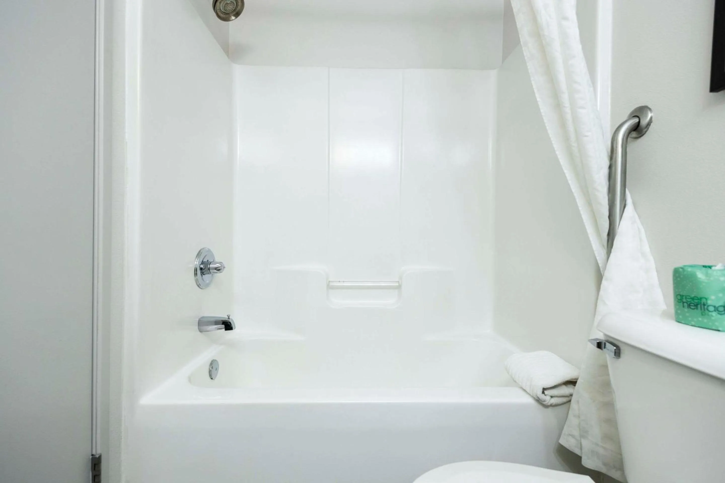 Bedroom in Comfort Suites Springfield I-70