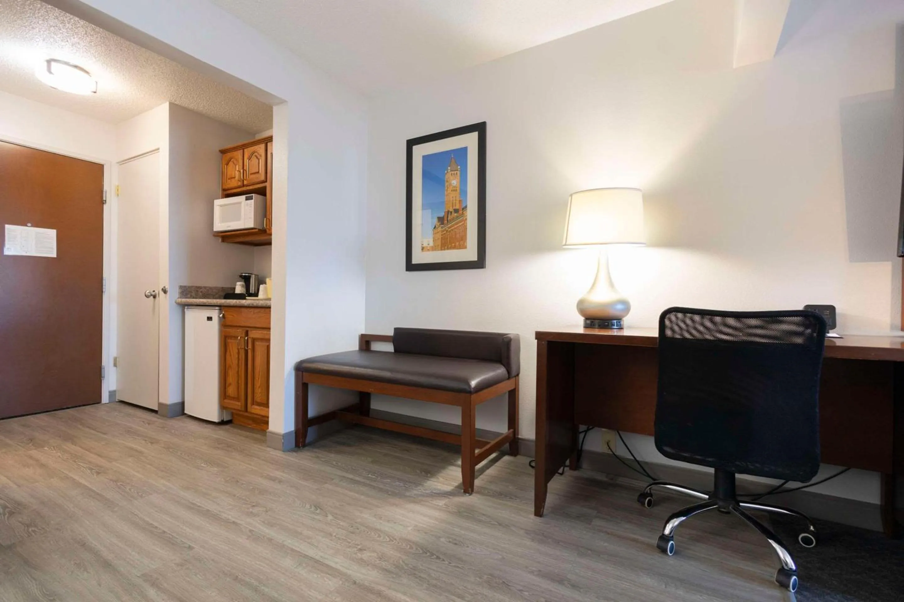 Bedroom in Comfort Suites Springfield I-70