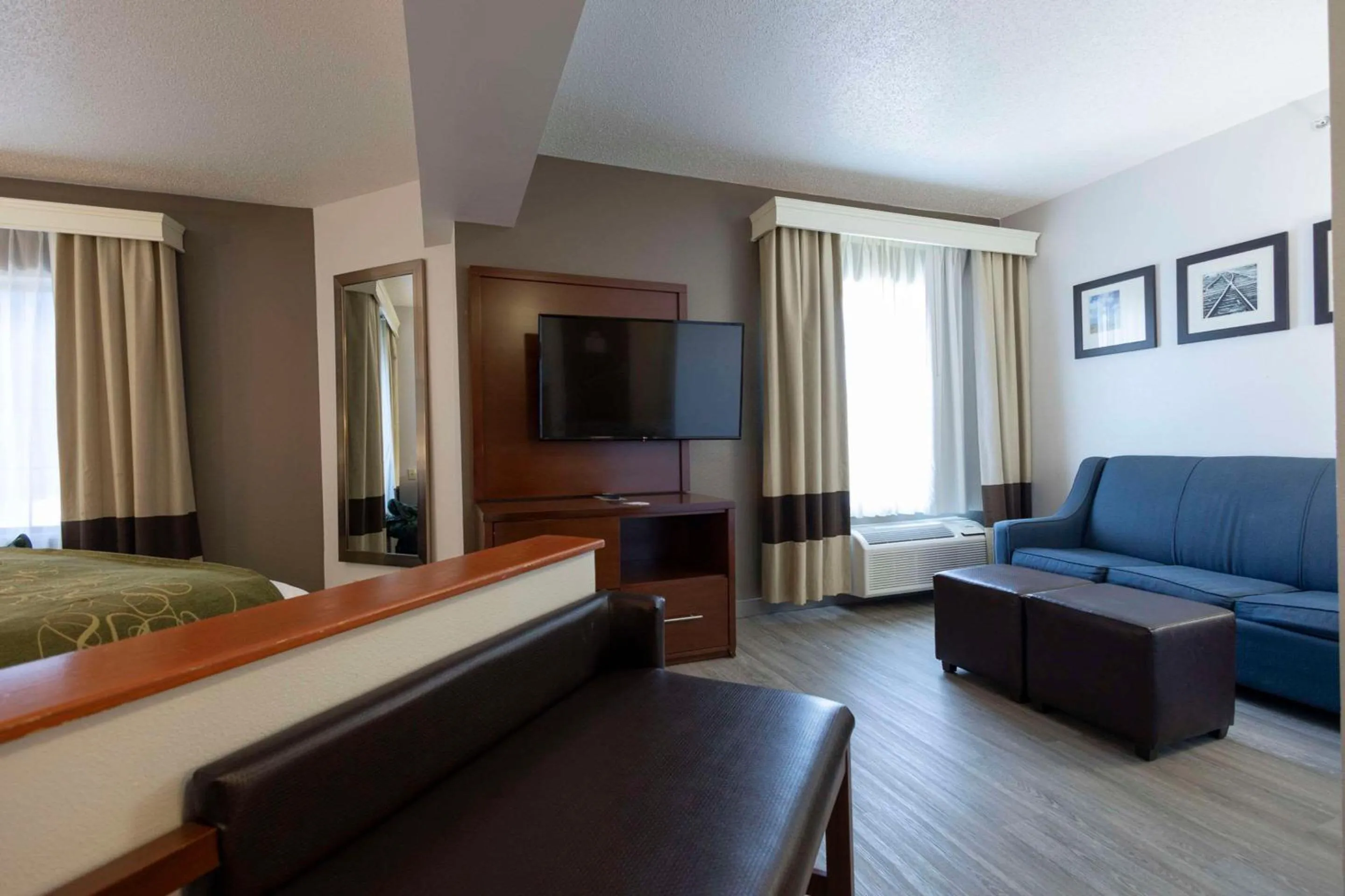 Bedroom, Bed in Comfort Suites Springfield I-70