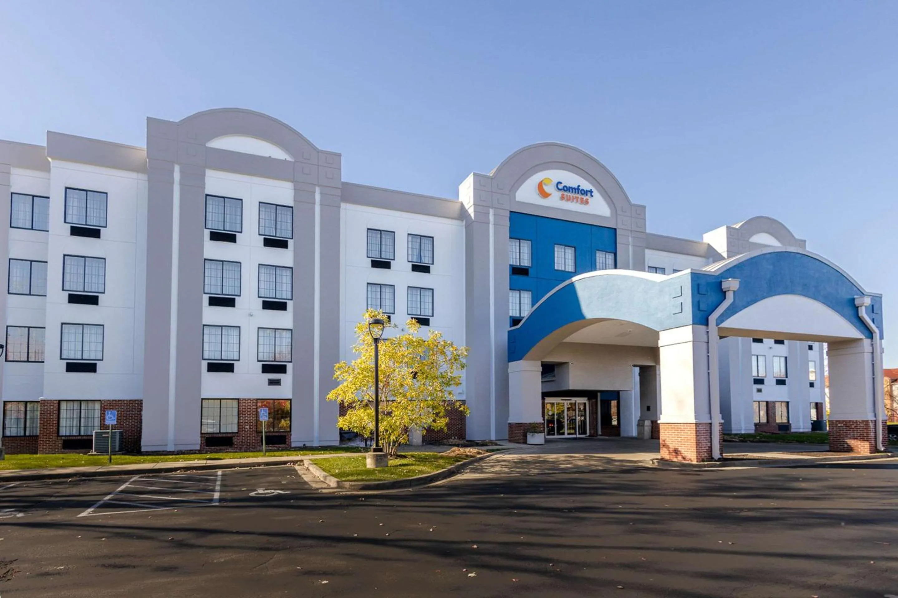 Property building in Comfort Suites Springfield I-70