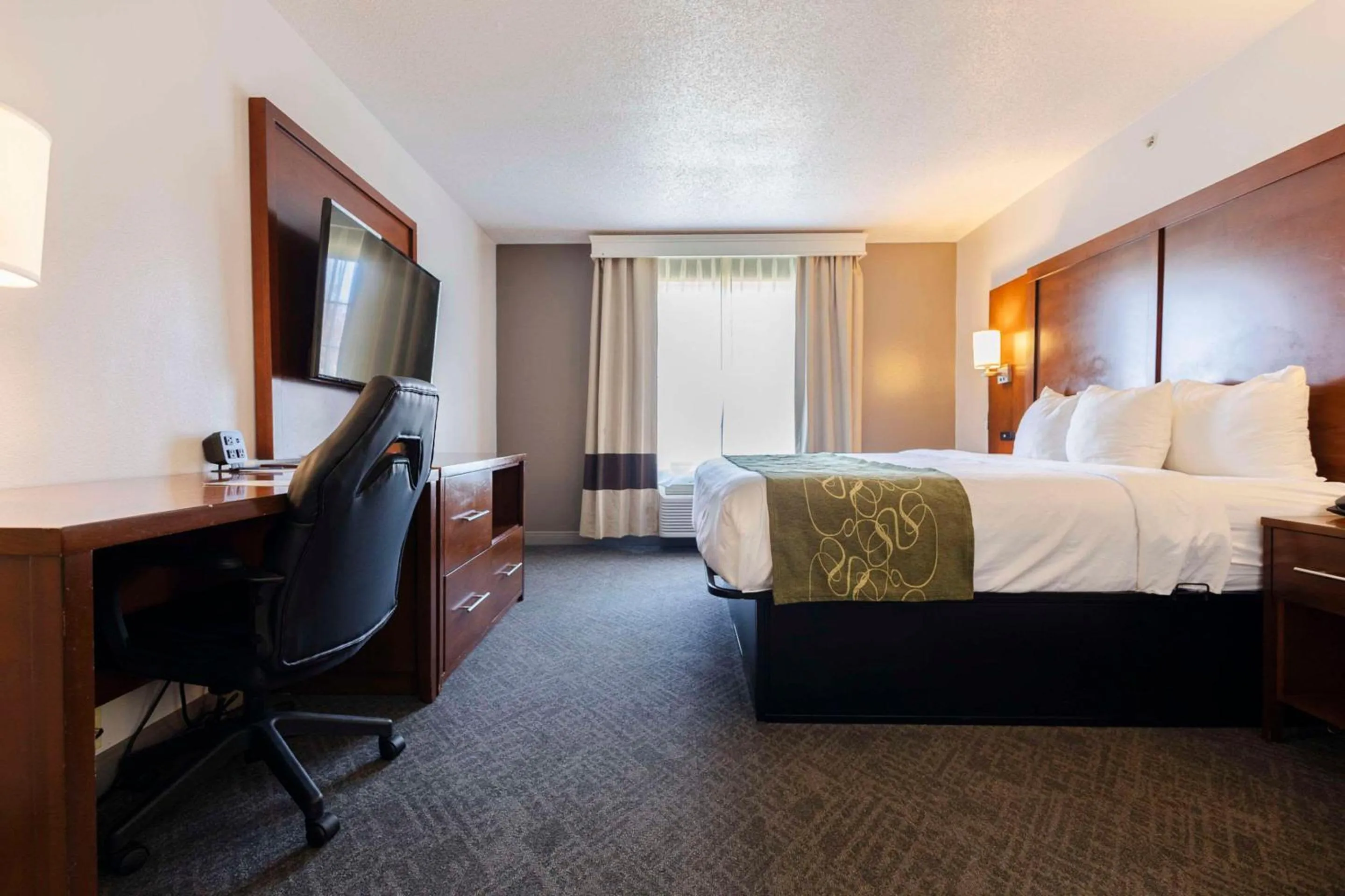 Bedroom, Bed in Comfort Suites Springfield I-70