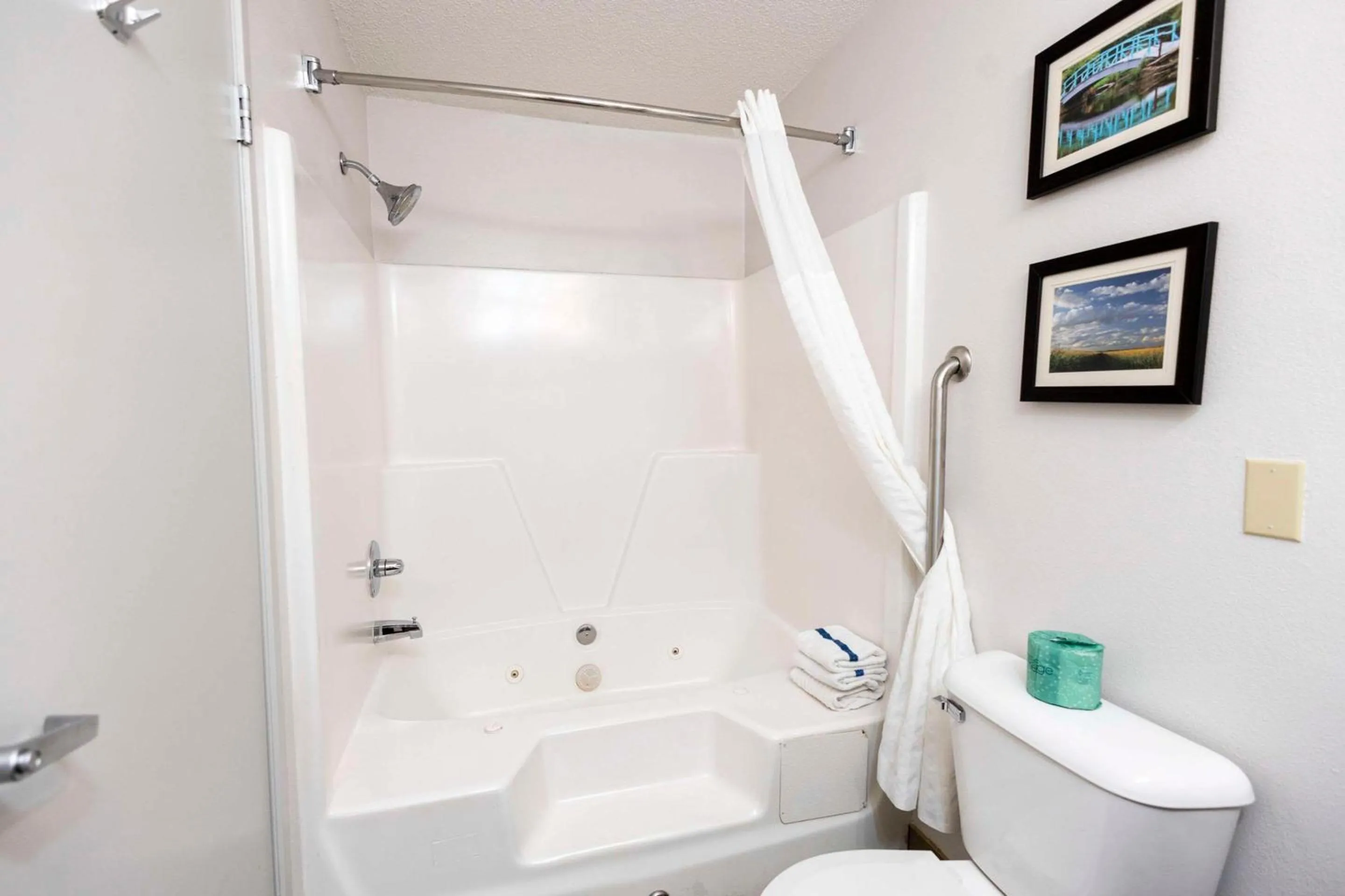 Bedroom in Comfort Suites Springfield I-70