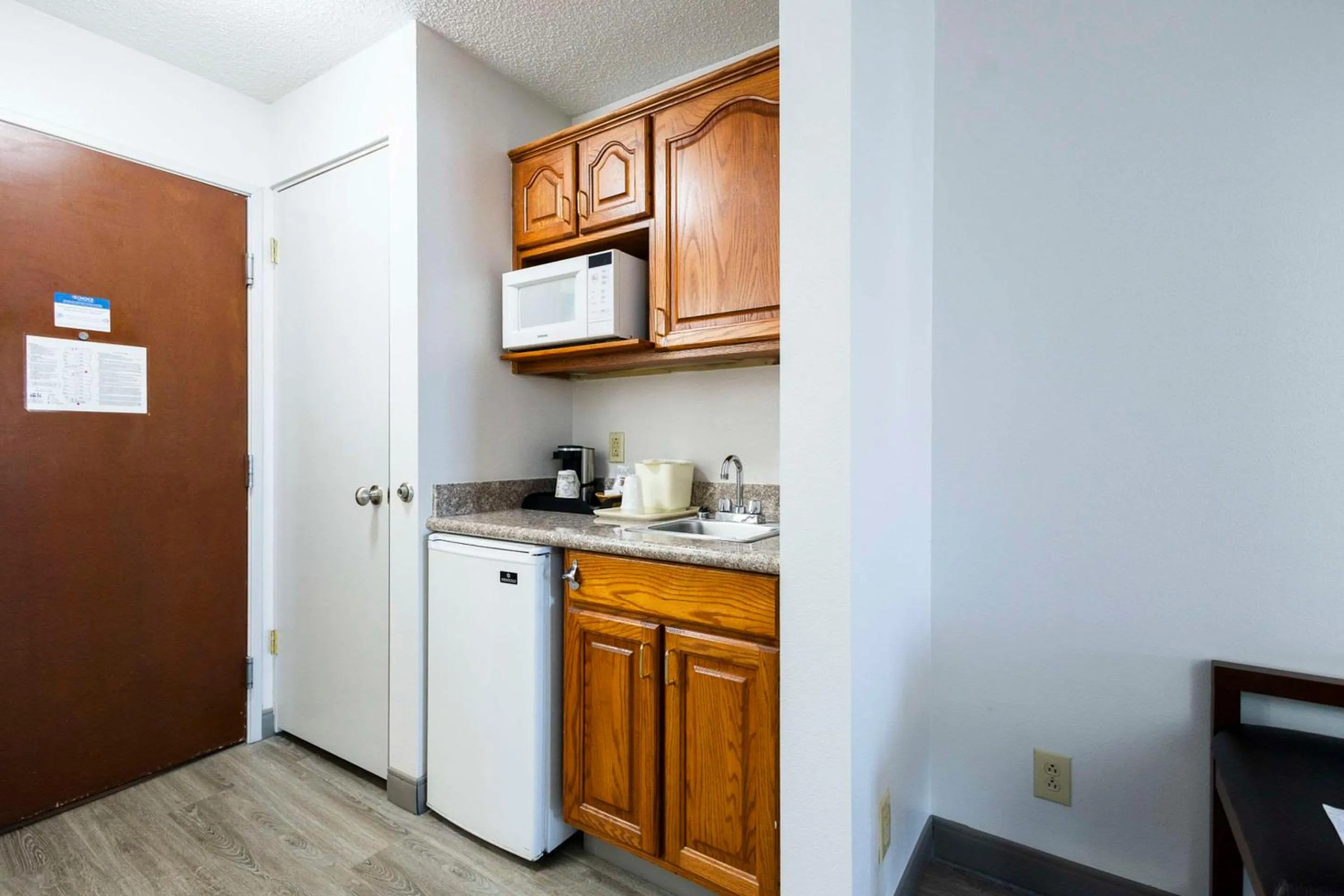 Bedroom in Comfort Suites Springfield I-70