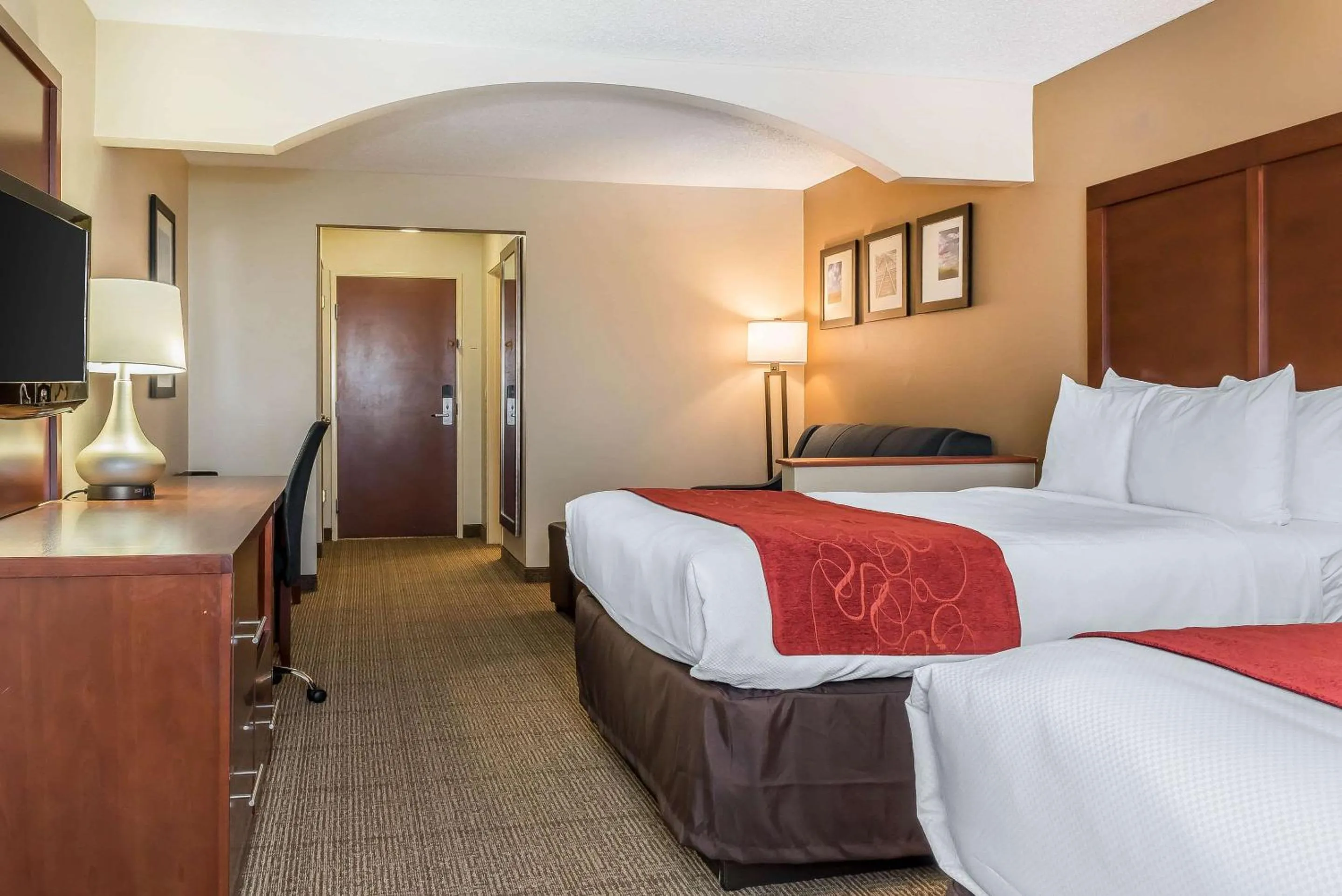 Bedroom, Bed in Comfort Suites Springfield I-70