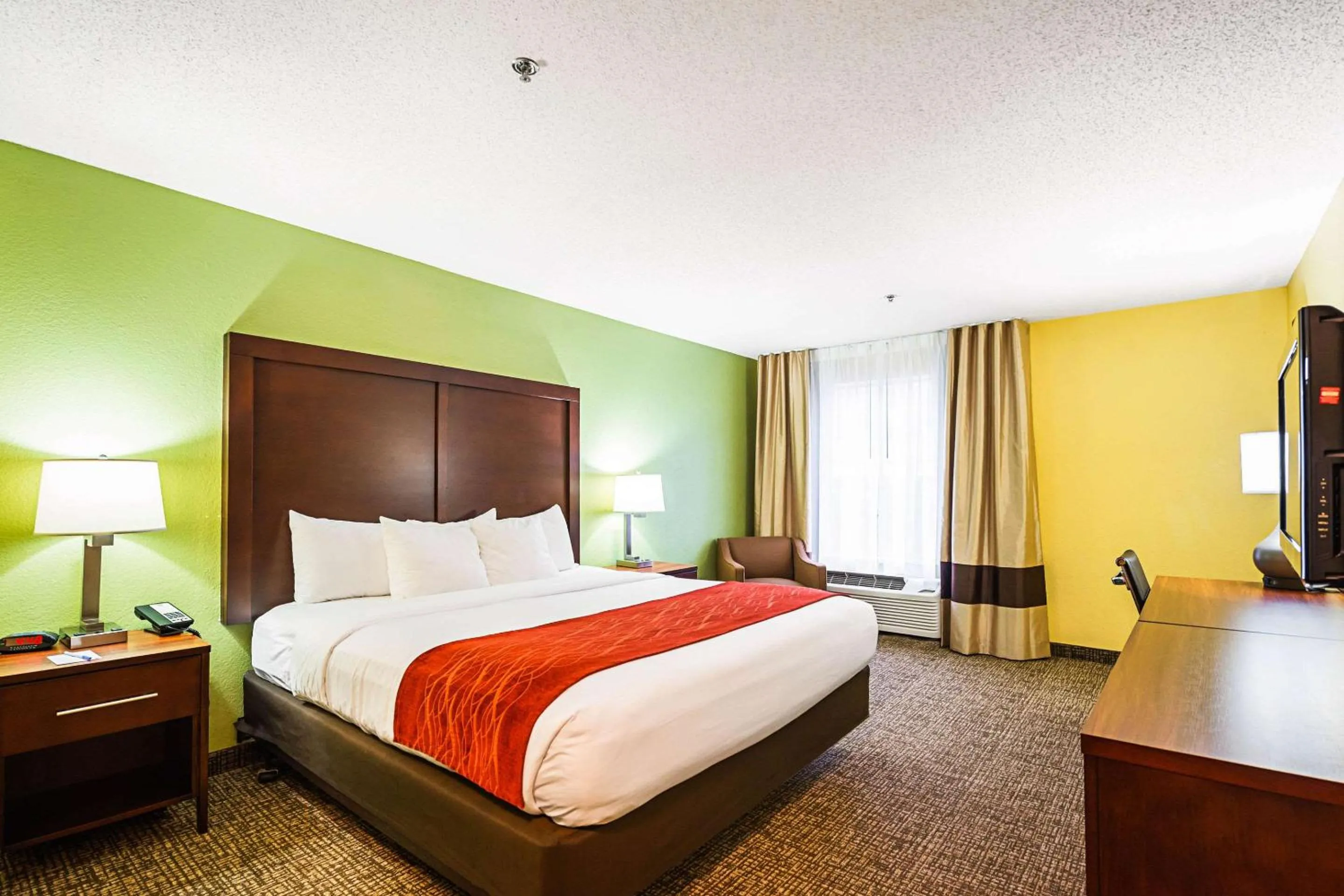 Photo of the whole room, Bed in Comfort Inn & Suites Dayton Northwest - Englewood