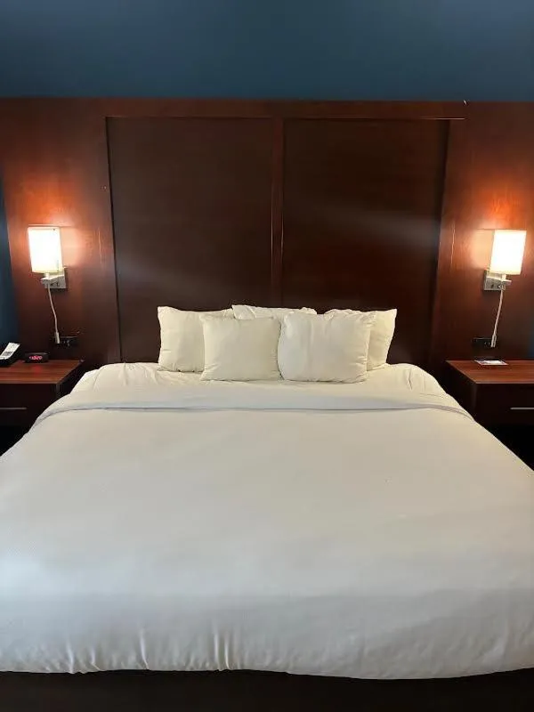 Bed in Comfort Inn & Suites Dayton Northwest - Englewood
