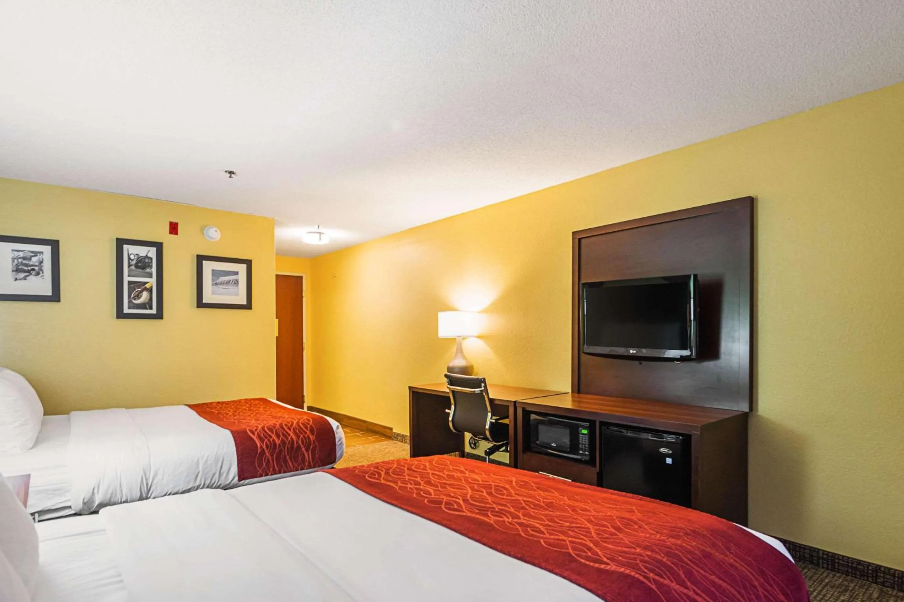 Photo of the whole room, Bed in Comfort Inn & Suites Dayton Northwest - Englewood