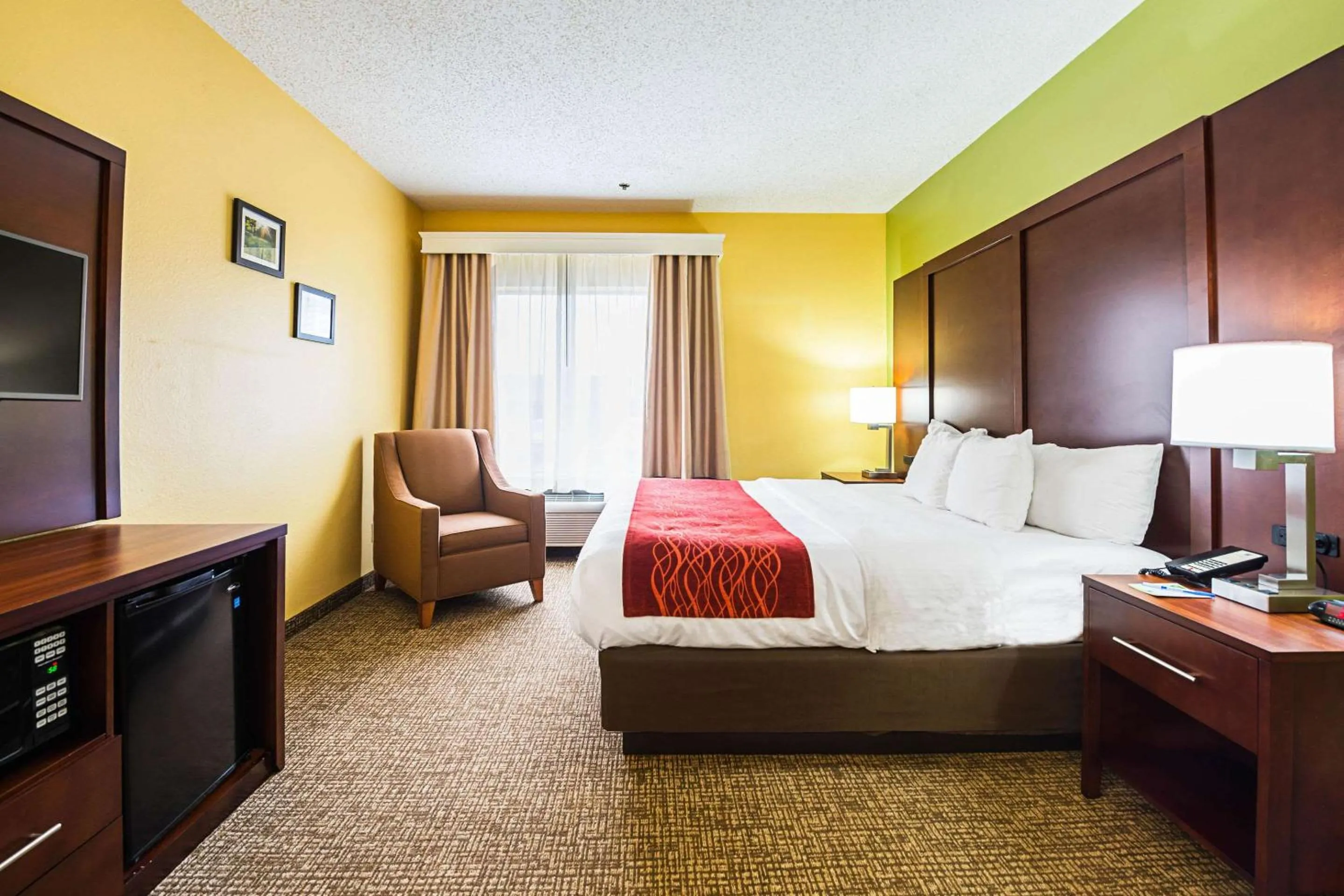 Photo of the whole room, Bed in Comfort Inn & Suites Dayton Northwest - Englewood