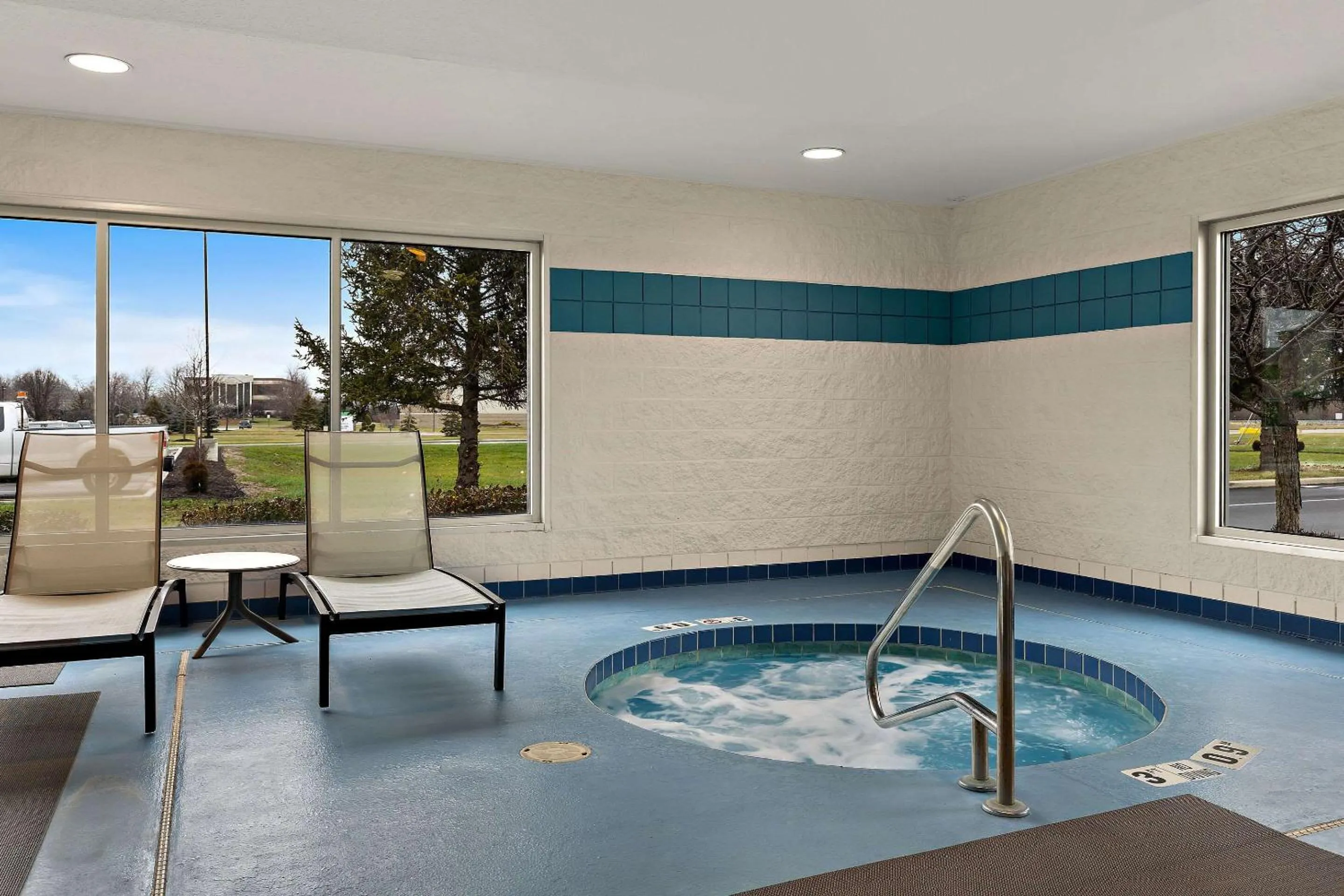 Swimming pool in Comfort Inn & Suites