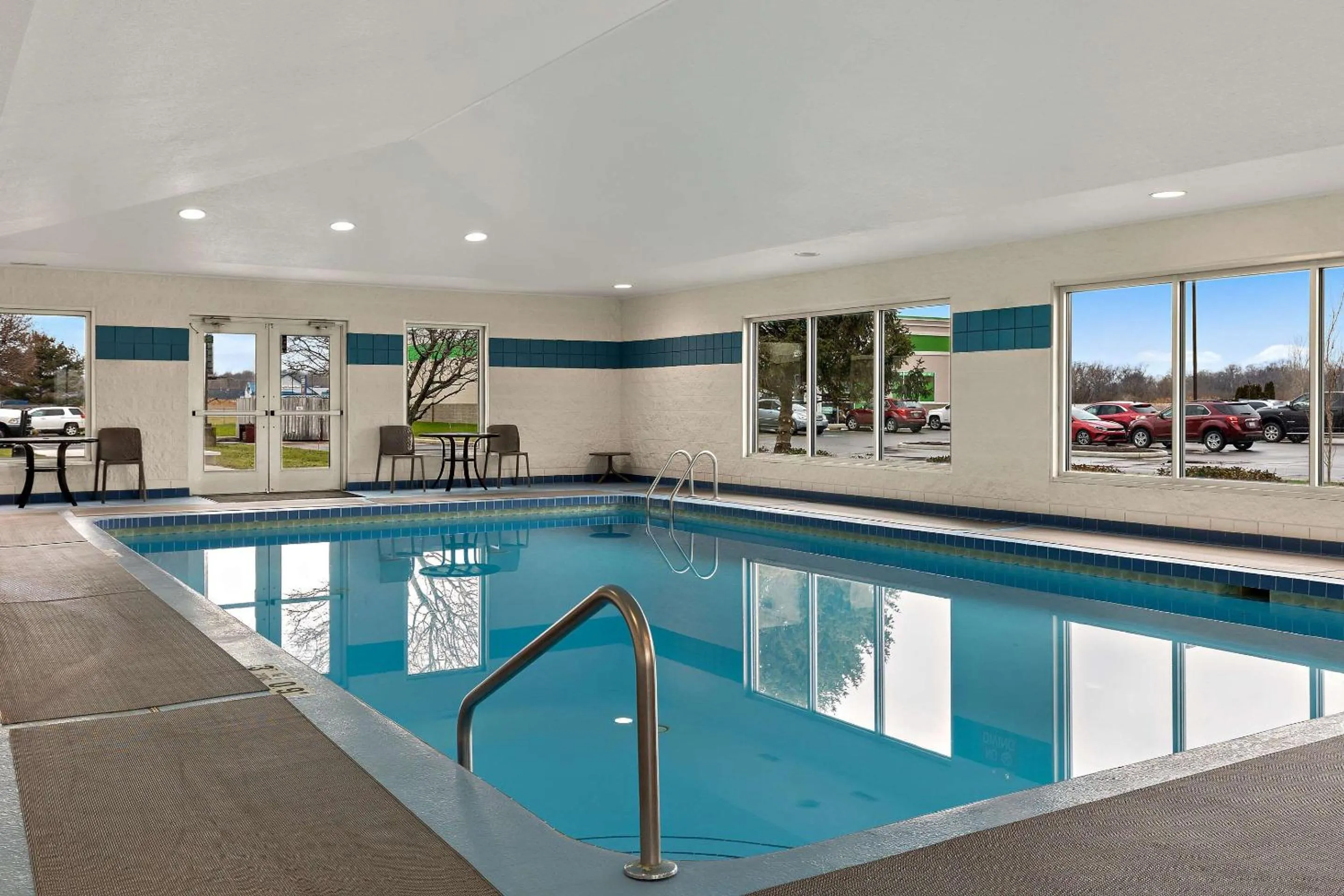 Swimming pool in Comfort Inn & Suites