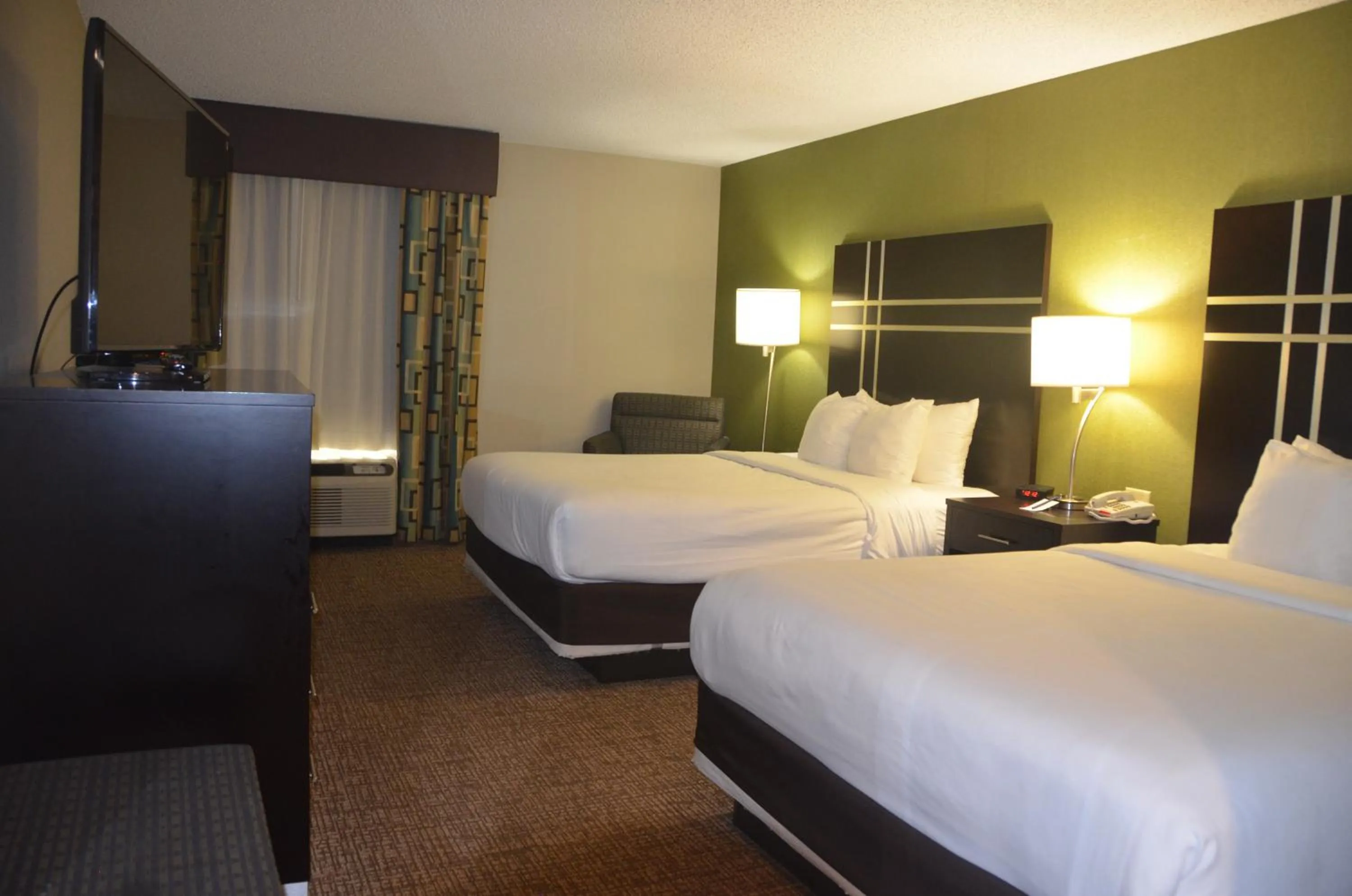 Bed in Comfort Inn & Suites Maumee - Toledo I80-90